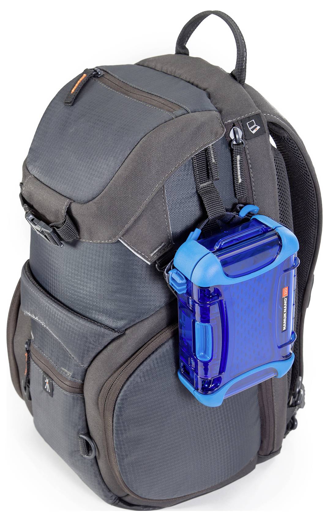 Ein grauer Rucksack mit mehreren Fächern, an dessen Seite ein blauer Hartschalenbehälter befestigt ist.
