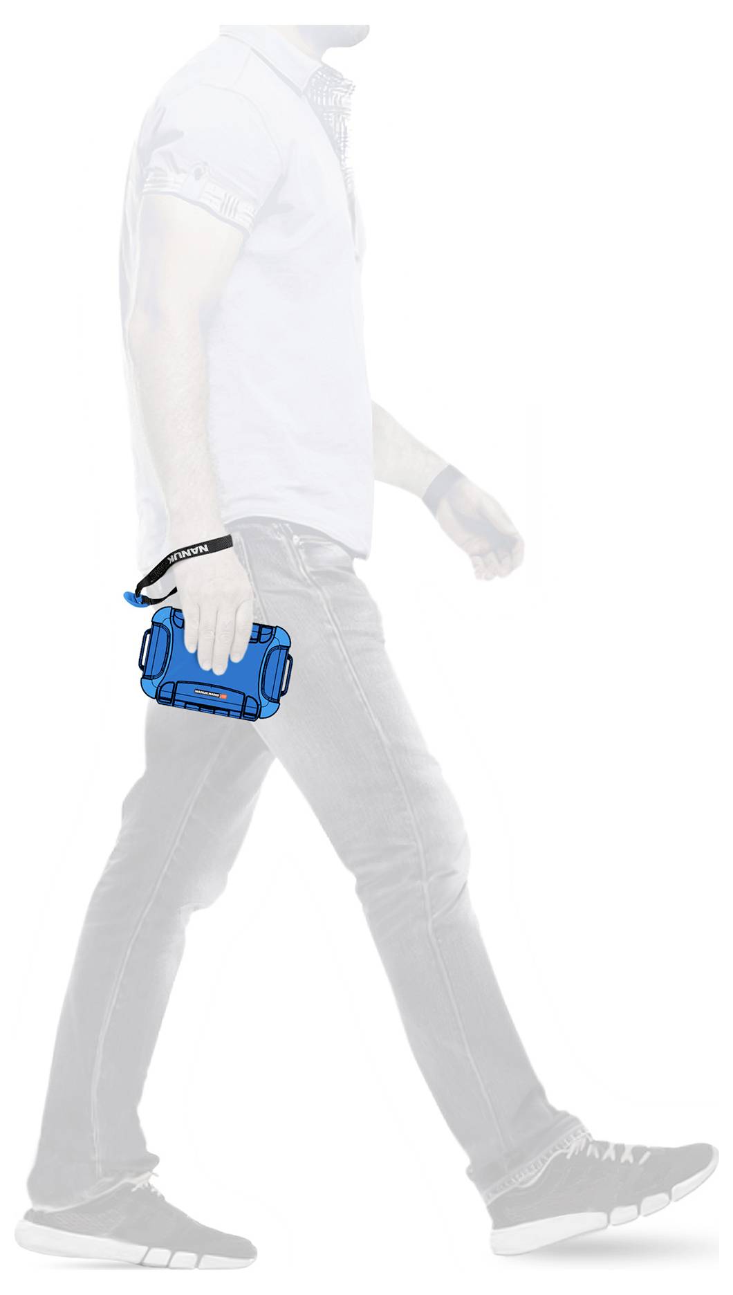 Person in seitlichem Profil geht und hält eine blaue Kamera in der Hand. Die Kamera hat ein schwarzes Band am Handgelenk.