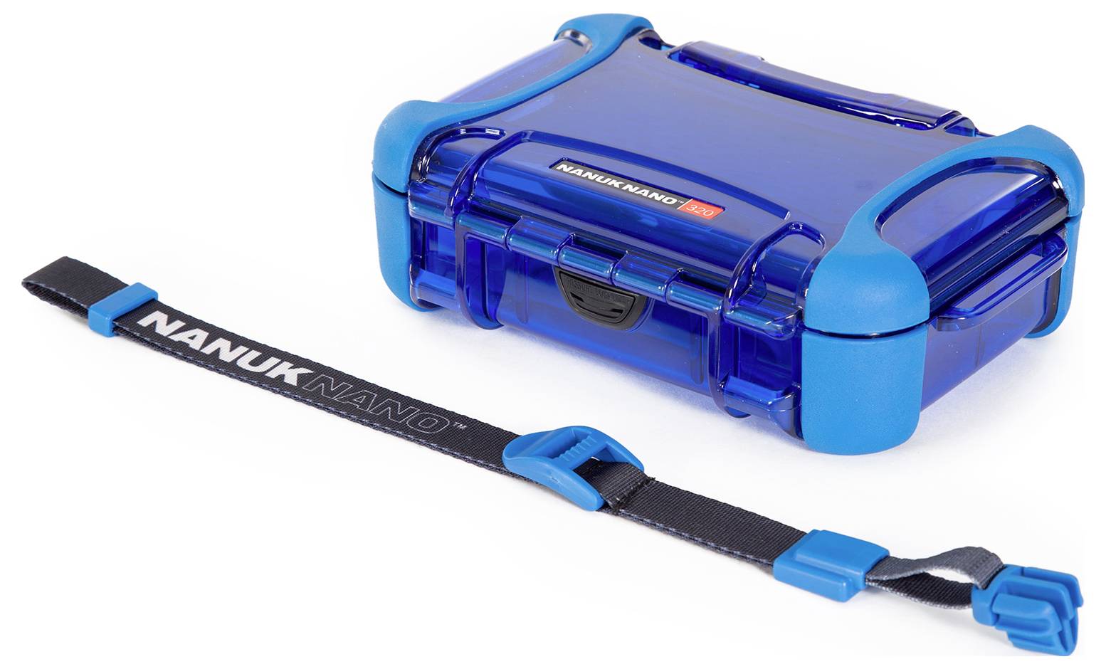 Blaues, rechteckiges Etui aus Kunststoff mit Schnallenverschlüssen und Gurt daneben, vorgestellt mit dem Etikett 'NANUK NANO'.