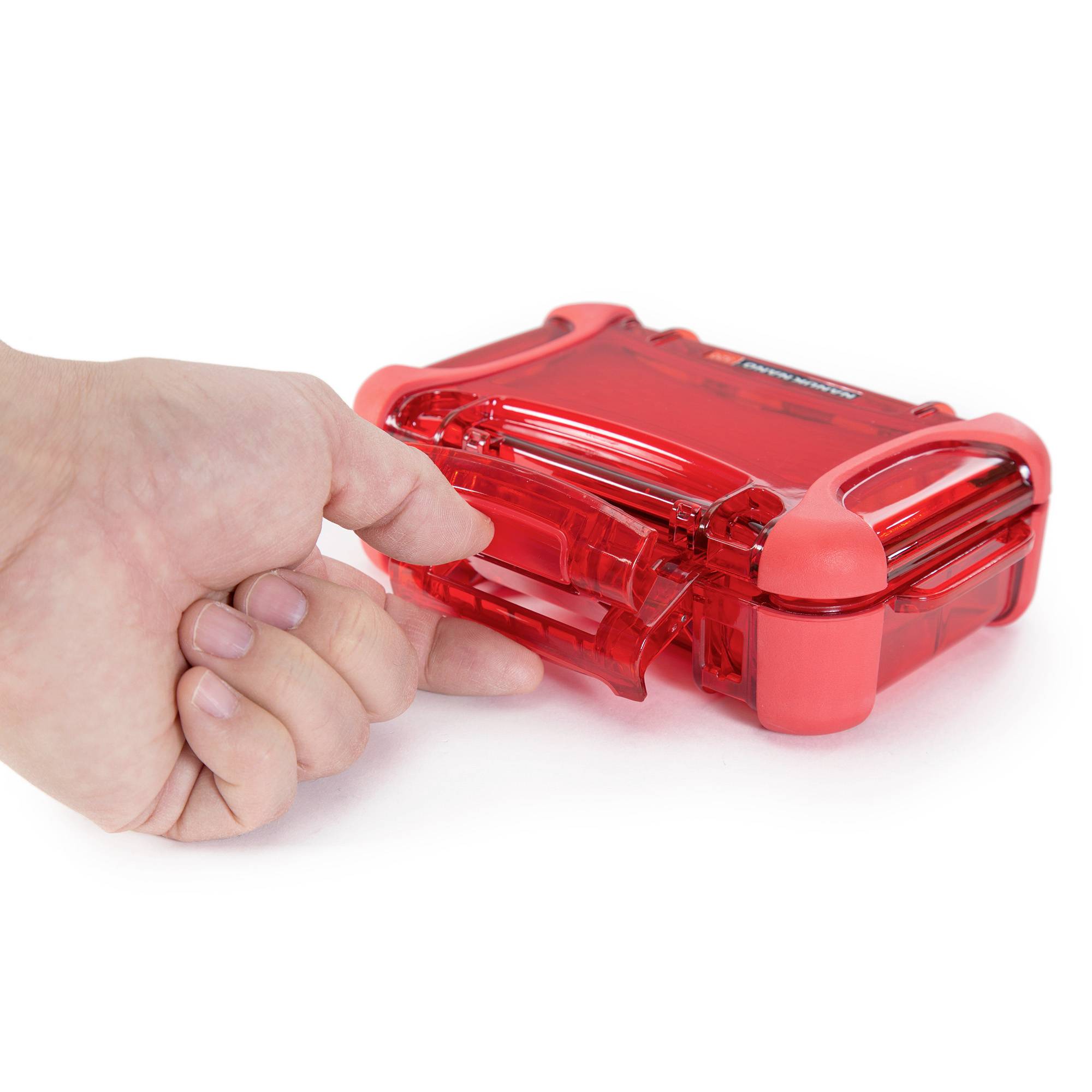 Eine Hand öffnet einen roten, transparenten, wasserdichten Behälter.