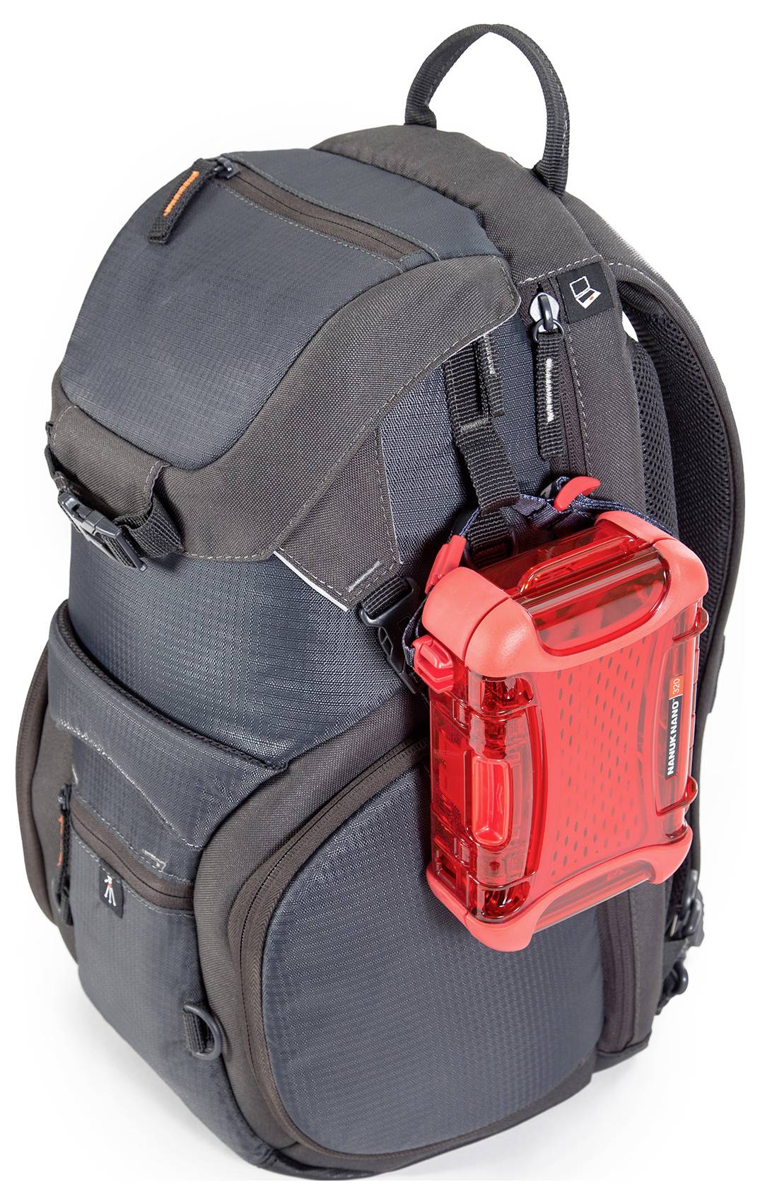 Ein grauer Rucksack mit mehreren Fächern, an dem eine leuchtend rote, rechteckige Schutzhülle befestigt ist.