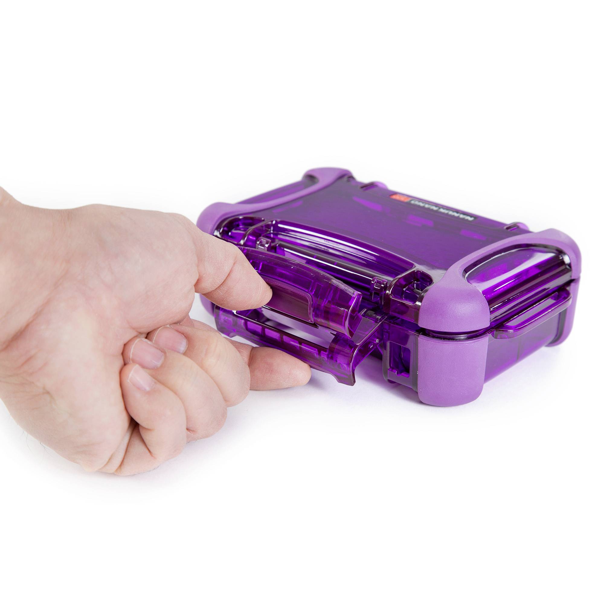 Eine lila, durchsichtige Box wird mit einer Faust zerschlagen. Die Box ist klein und aus Kunststoff.