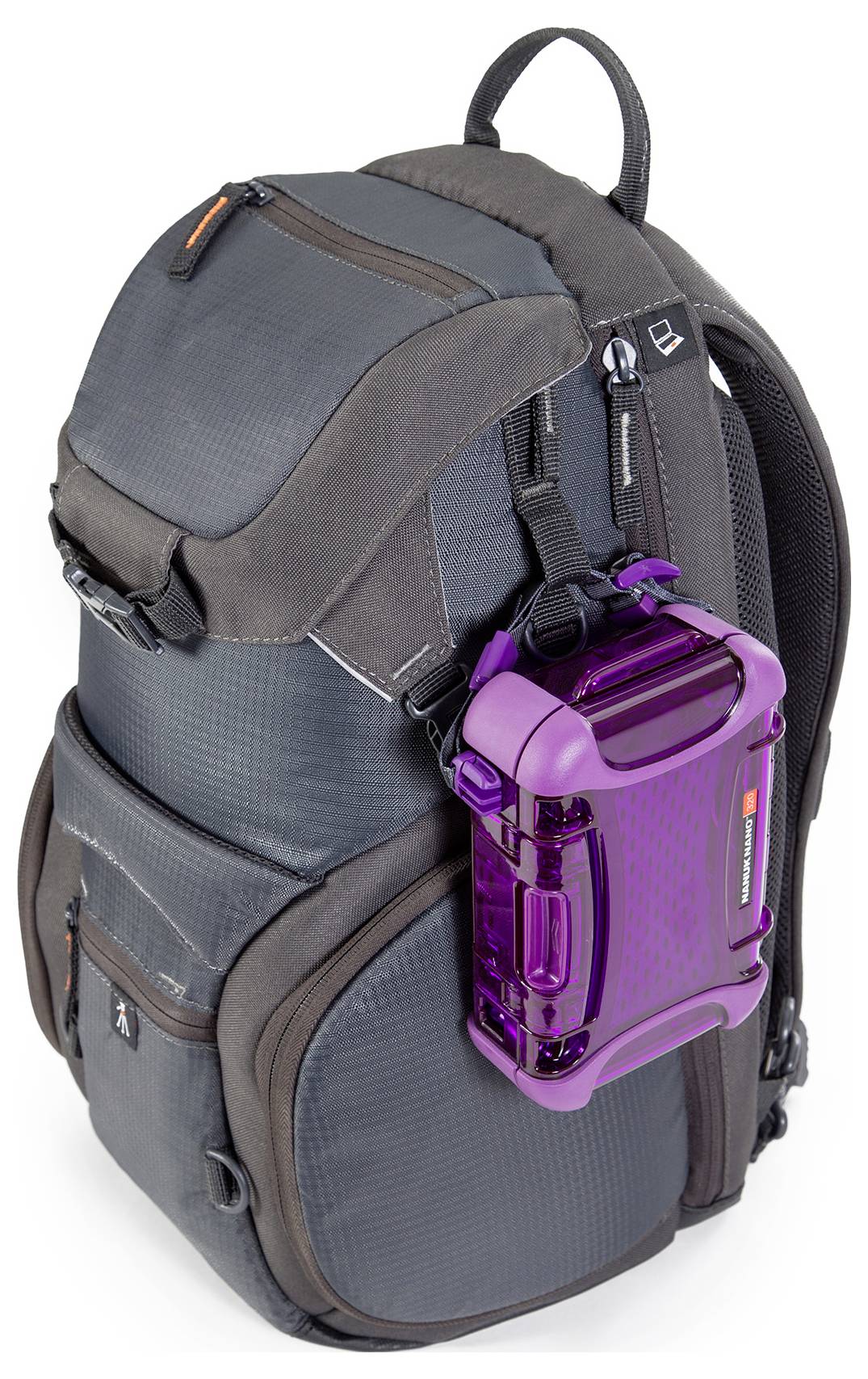 Ein grauer Rucksack mit mehreren Reißverschlusstaschen. An der Seite ist ein transparentes, lila Kunststoffgehäuse befestigt.