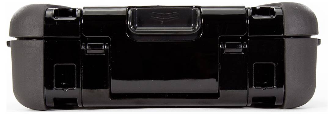 Schwarzer, rechteckiger Koffer mit robusten Verschlüssen und abgerundeten Ecken, geeignet für den sicheren Transport von Ausrüstung.