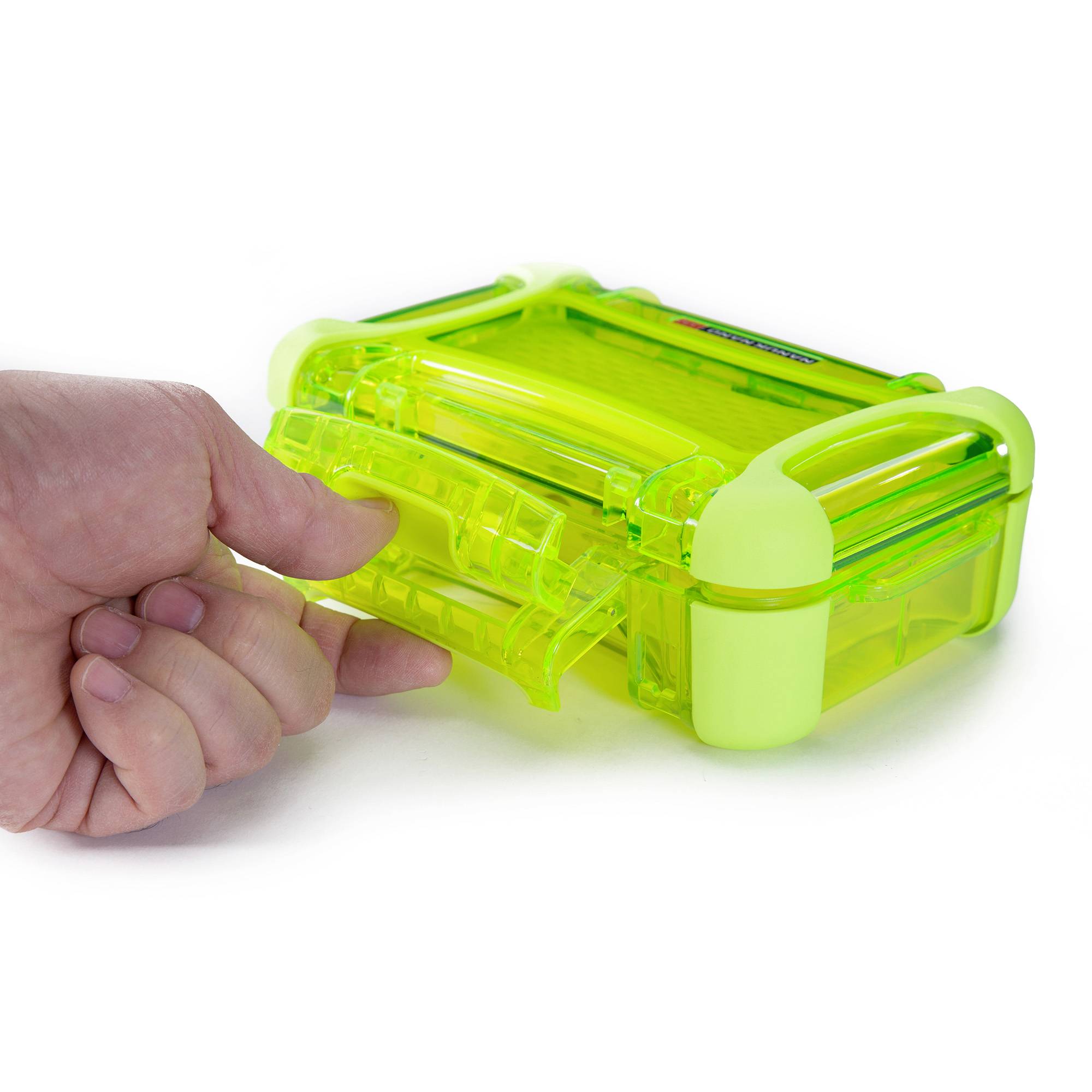 Eine Hand öffnet einen grünen, durchsichtigen, kleinen Koffer aus Kunststoff.