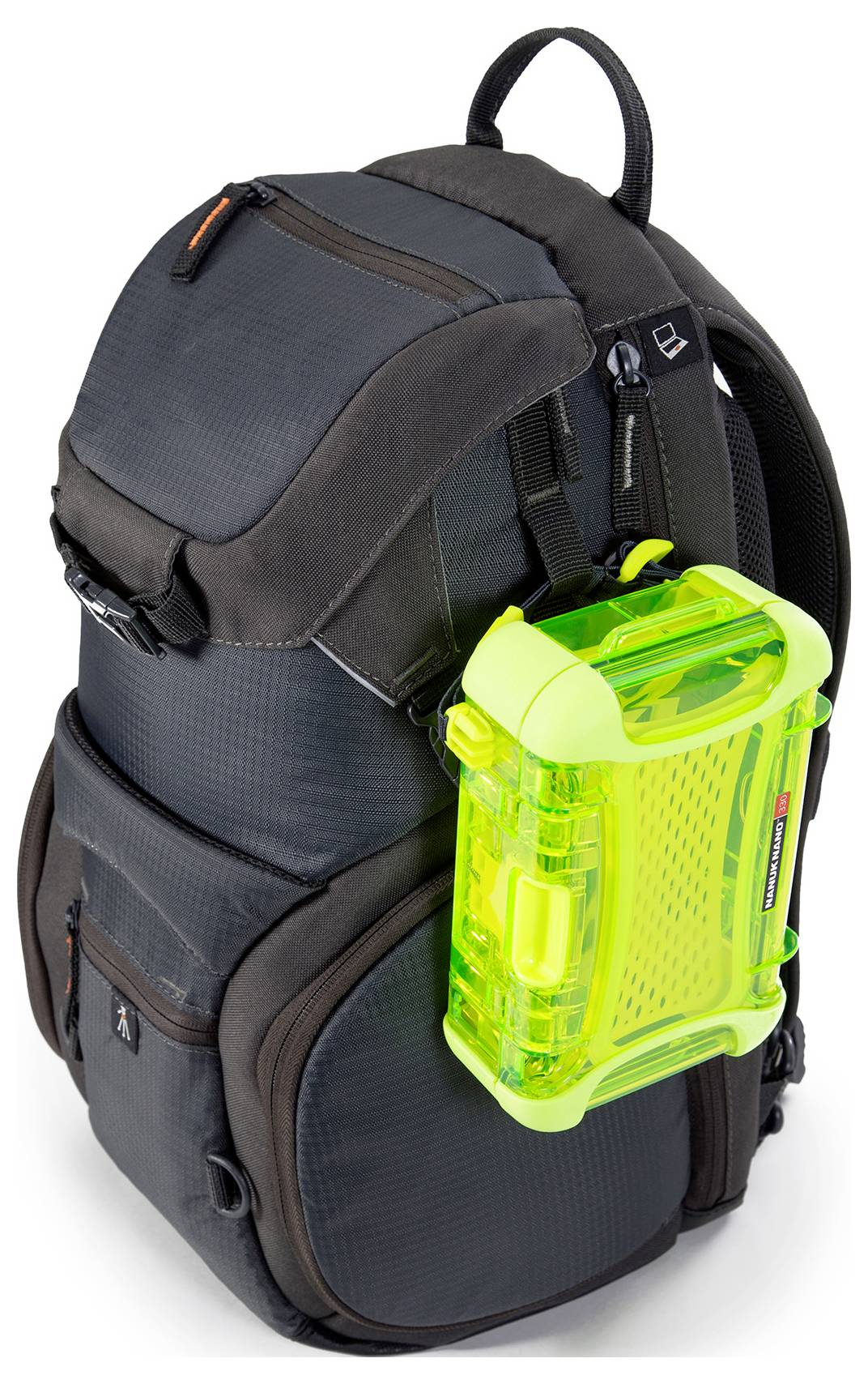 Ein grauer Rucksack mit mehreren Taschen. An der Seite ist eine leuchtend grüne, durchsichtige Box befestigt.