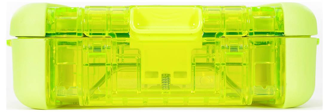 Transparente, grüne Plastikbox mit abgerundeten Ecken und einem Verschlussmechanismus in der Mitte der Vorderseite.