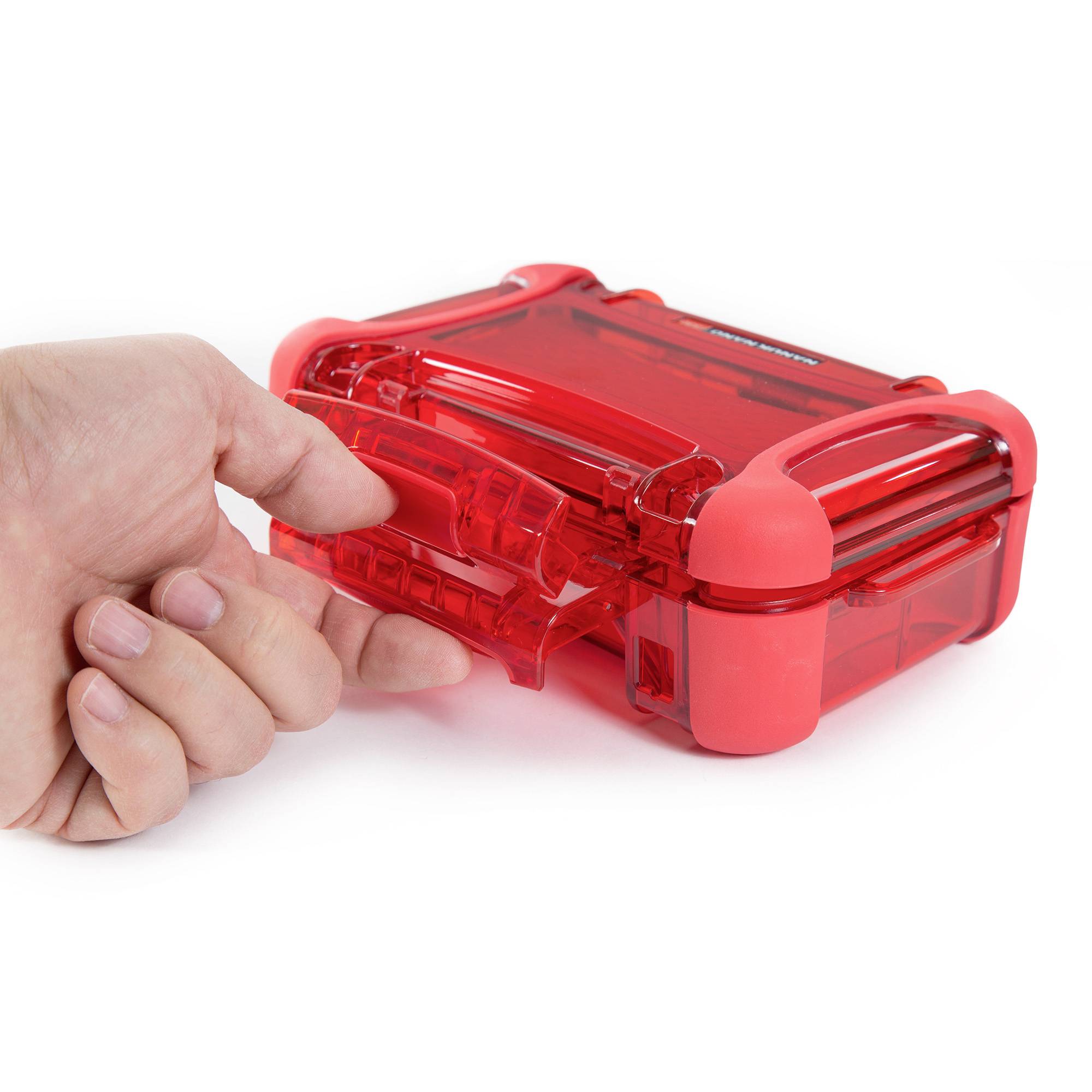 Eine Hand öffnet eine rote, transparente Plastikbox.