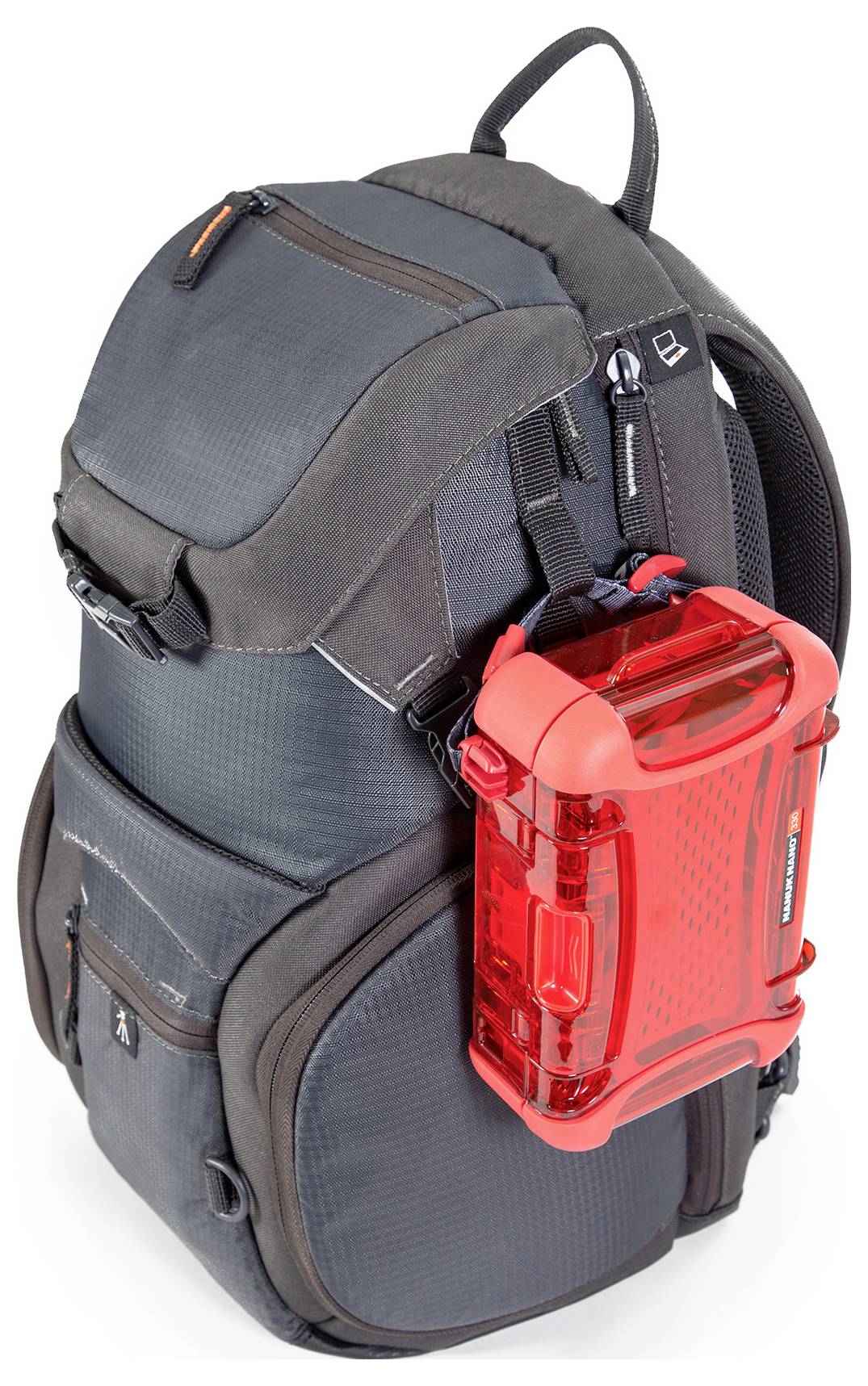 Ein grauer Wanderrucksack mit mehreren Taschen und einer befestigten, leuchtend roten Hartschalenbox an der Seite.