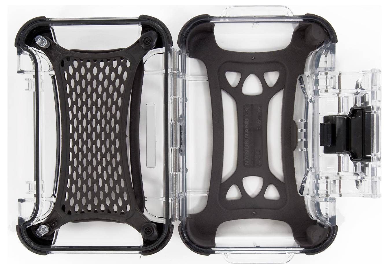 Ein transparentes, robustes Kunststoffgehäuse in drei Einzelteilen mit schwarzem, rutschfestem Einsatz, geeignet für den Schutz von Geräten.