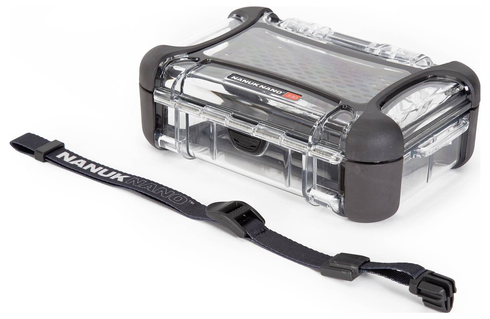 Wasserdichter, transparenter Schutzkoffer aus robustem Kunststoff mit schwarzem Rahmen. Schwarzer Trageriemen mit der Aufschrift 'NANUK NANO'.
