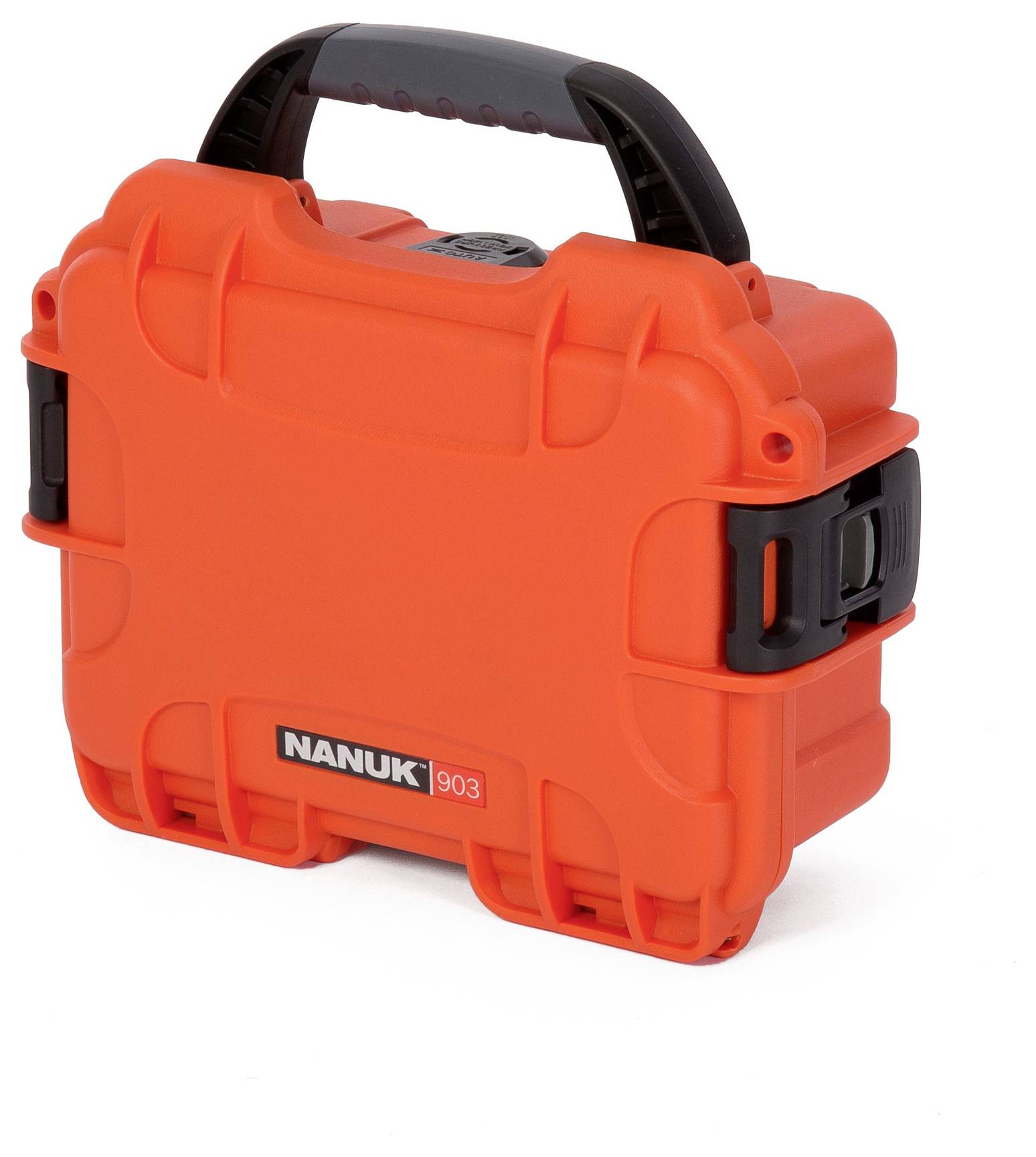 Ein orangefarbener, robuster Koffer der Marke 'Nanuk 903' mit schwarzem Griff und Verschlüssen, geeignet für sicheren Transport.