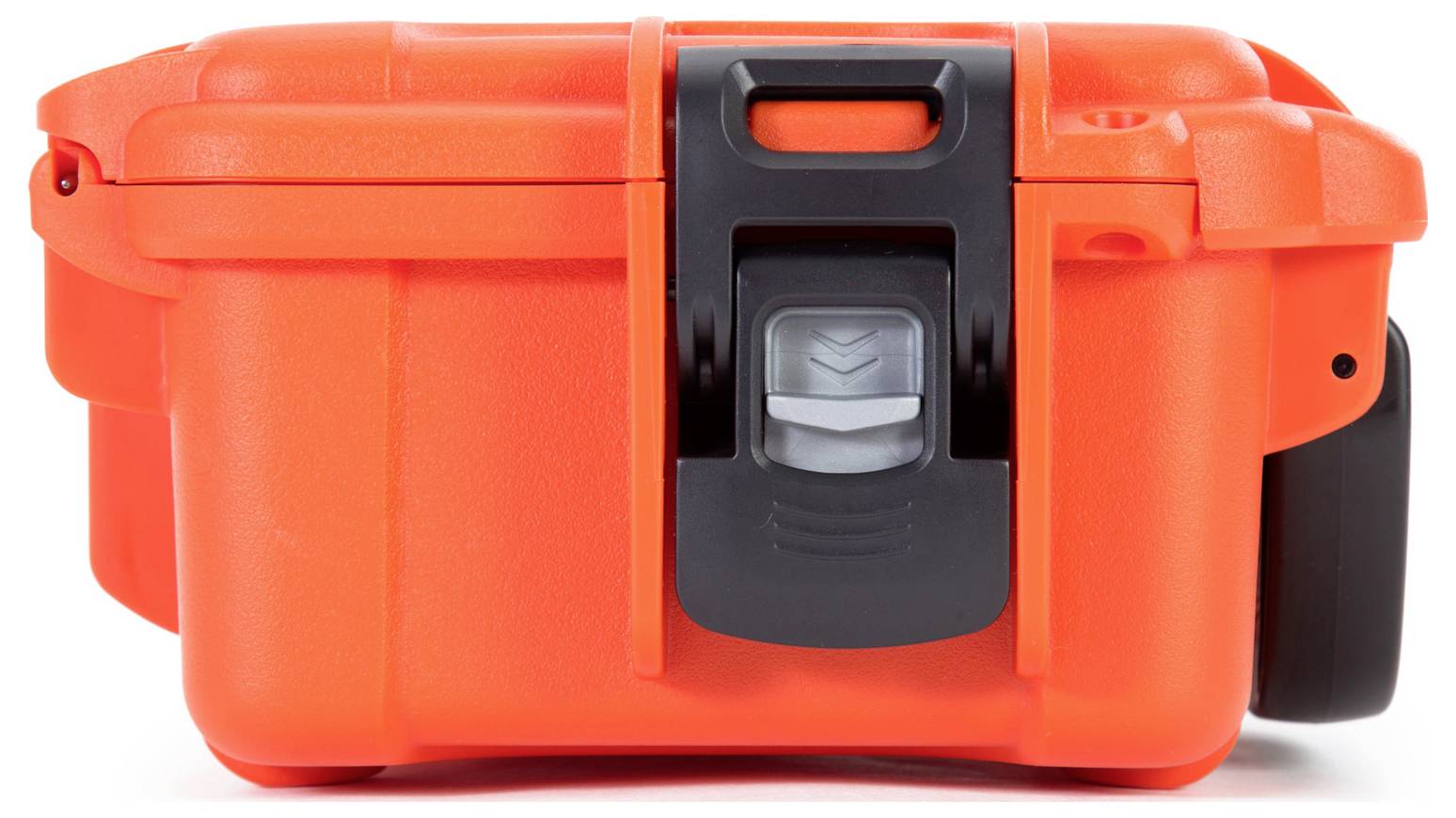 Orangefarbene, robuste Schutzkiste mit schwarzem Verschluss, geeignet für den sicheren Transport empfindlicher Gegenstände.