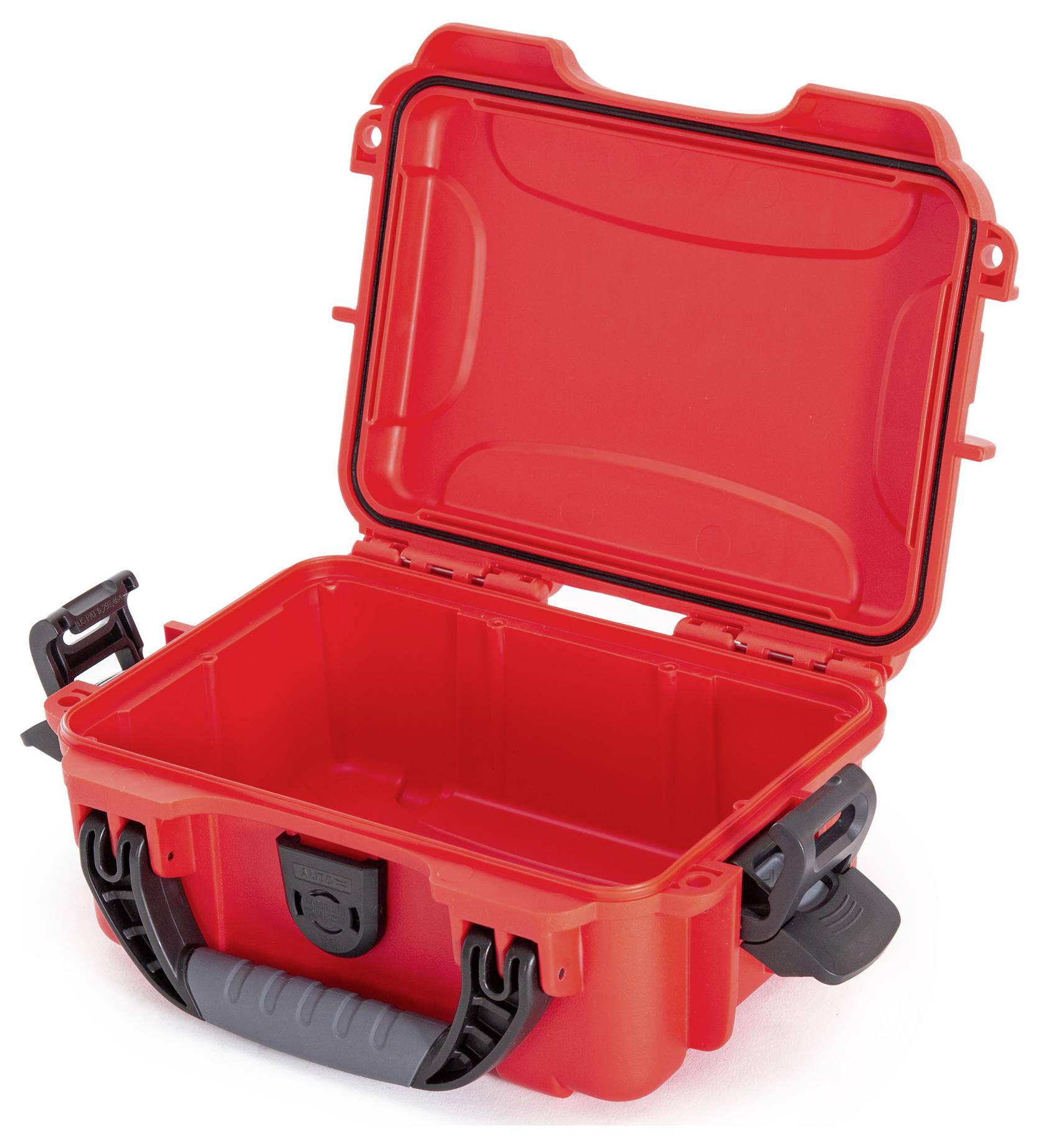 Ein offener, roter Kunststoffkoffer mit robusten Verschlüssen und einem Tragegriff. Der Innenraum ist leer.