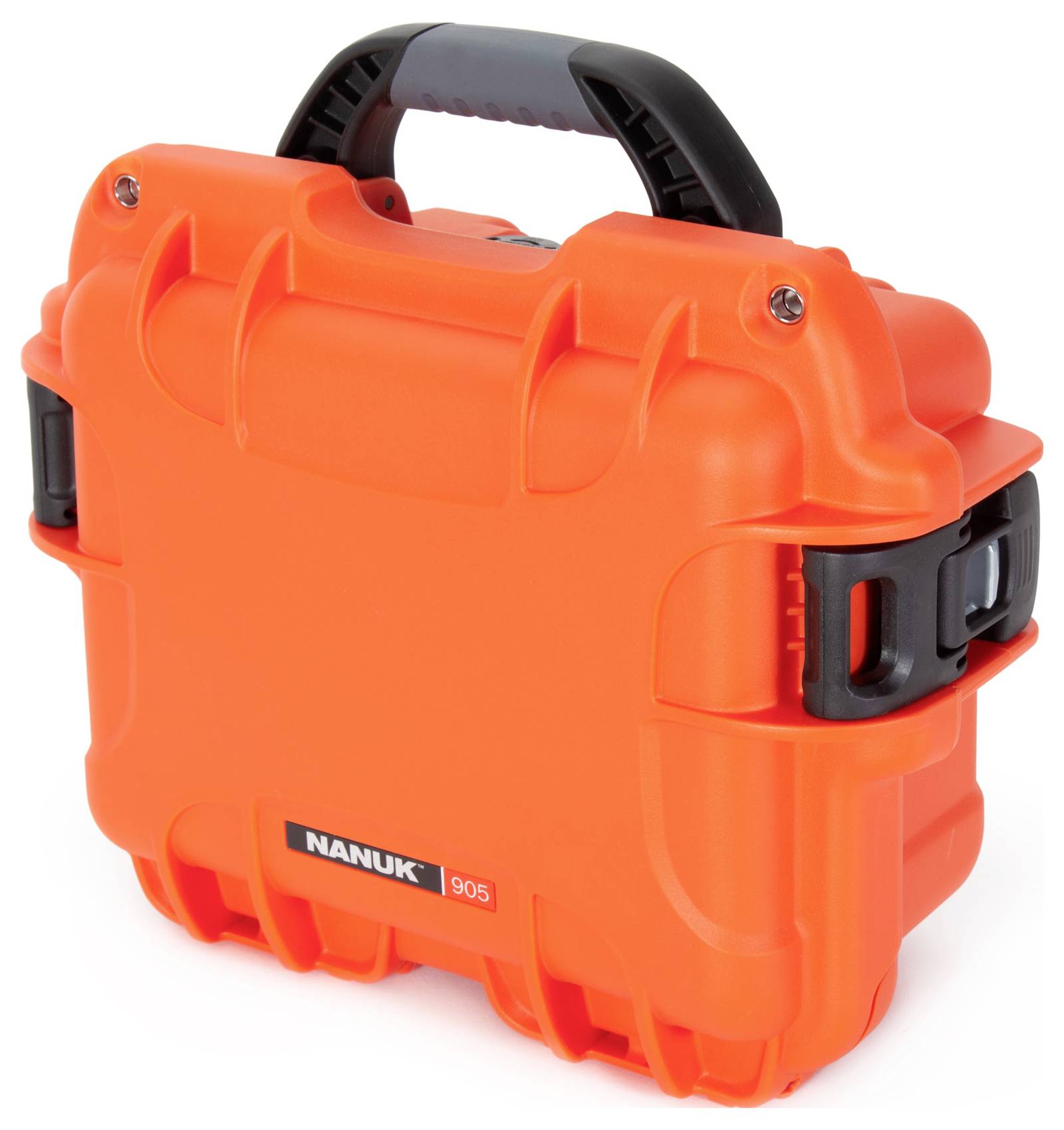 Ein orangefarbener Nanuk-Koffer mit schwarzem Griff und Verschlüssen. Geeignet für Transport und Schutz von empfindlicher Ausrüstung.