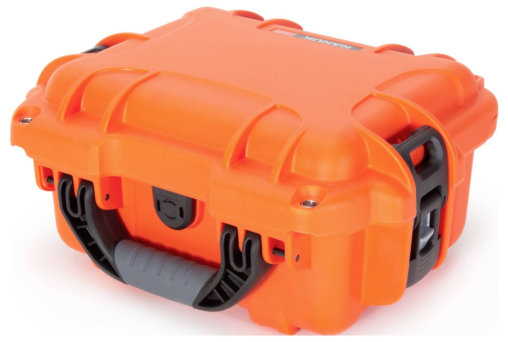 Ein robuster, orangefarbener Hartschalenkoffer mit einem schwarzen Griff und Verschlüssen, geeignet für den sicheren Transport.