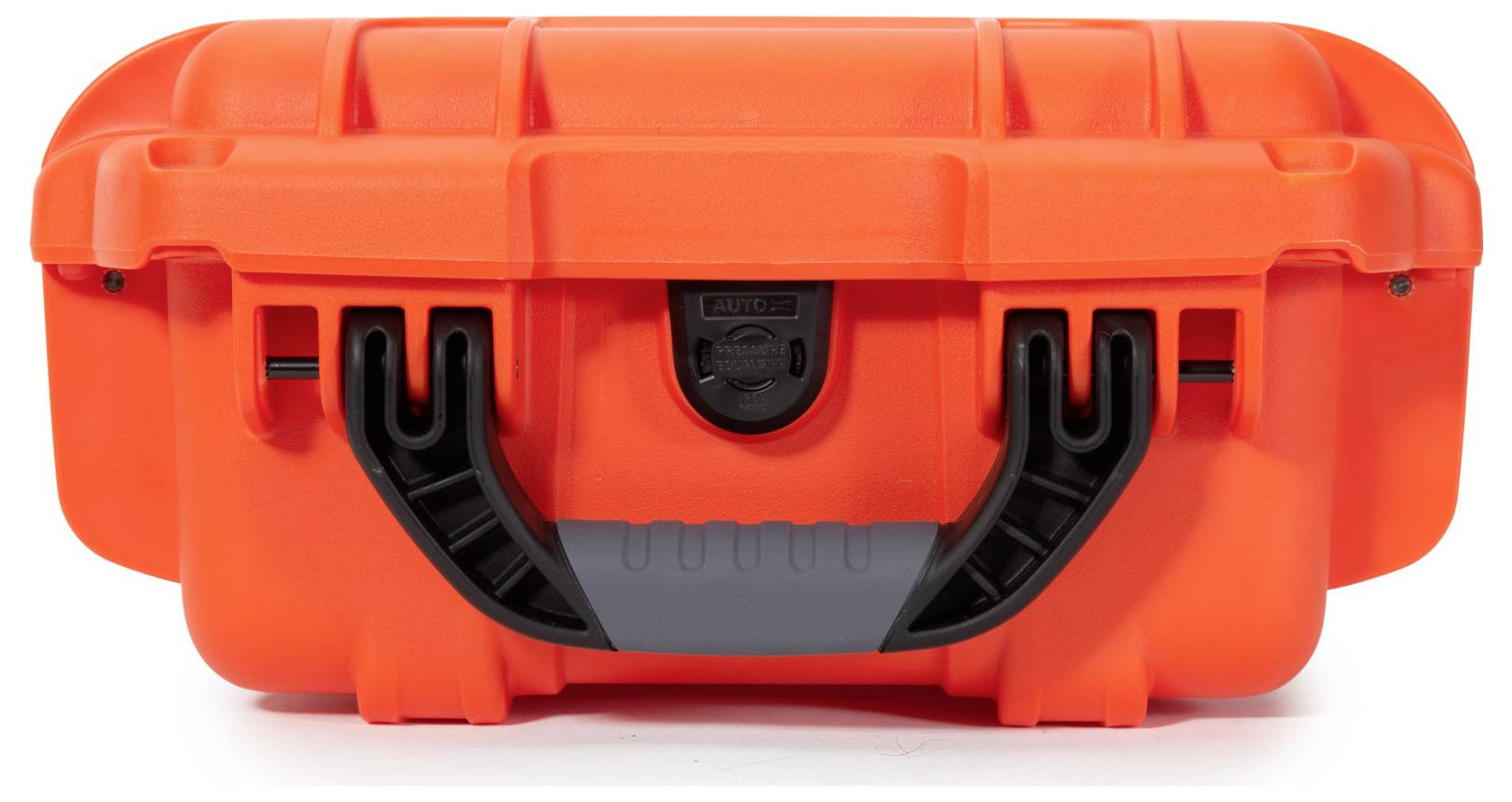 Ein leuchtend orangener, robuster Koffer mit einem schwarzen Griff und Sicherheitsverschlüssen, geeignet für den Schutz empfindlicher Ausrüstung.