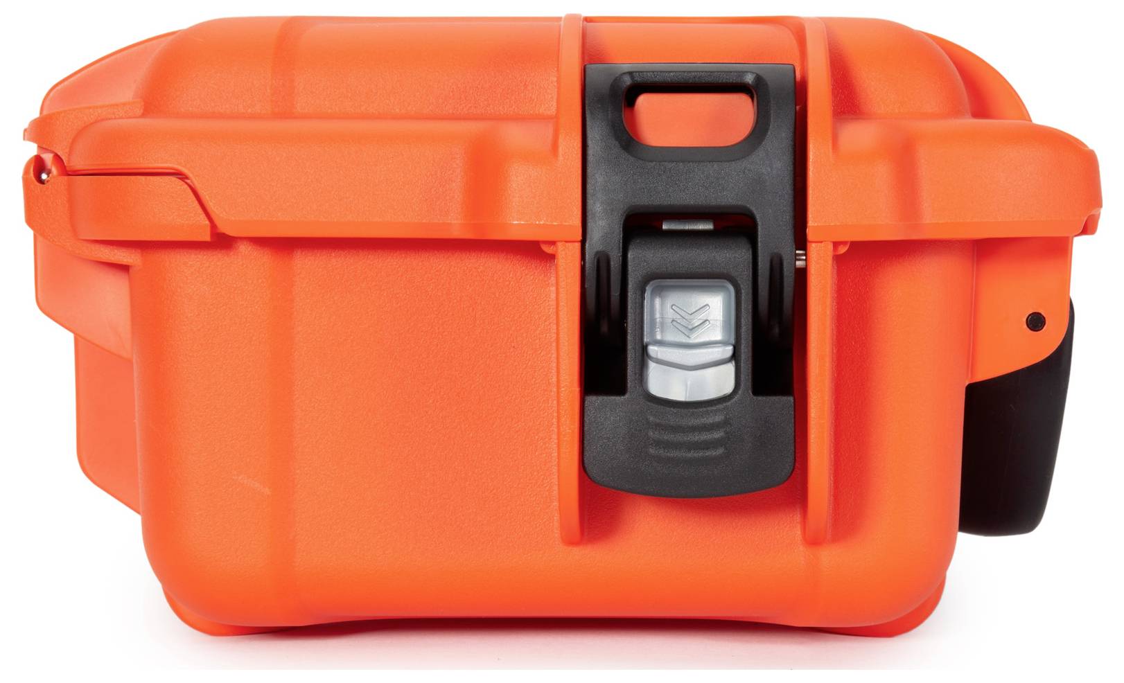 Orangefarbener, stabiler Koffer mit schwarzem Verschluss, verwendet für sicheren Transport empfindlicher Gegenstände.