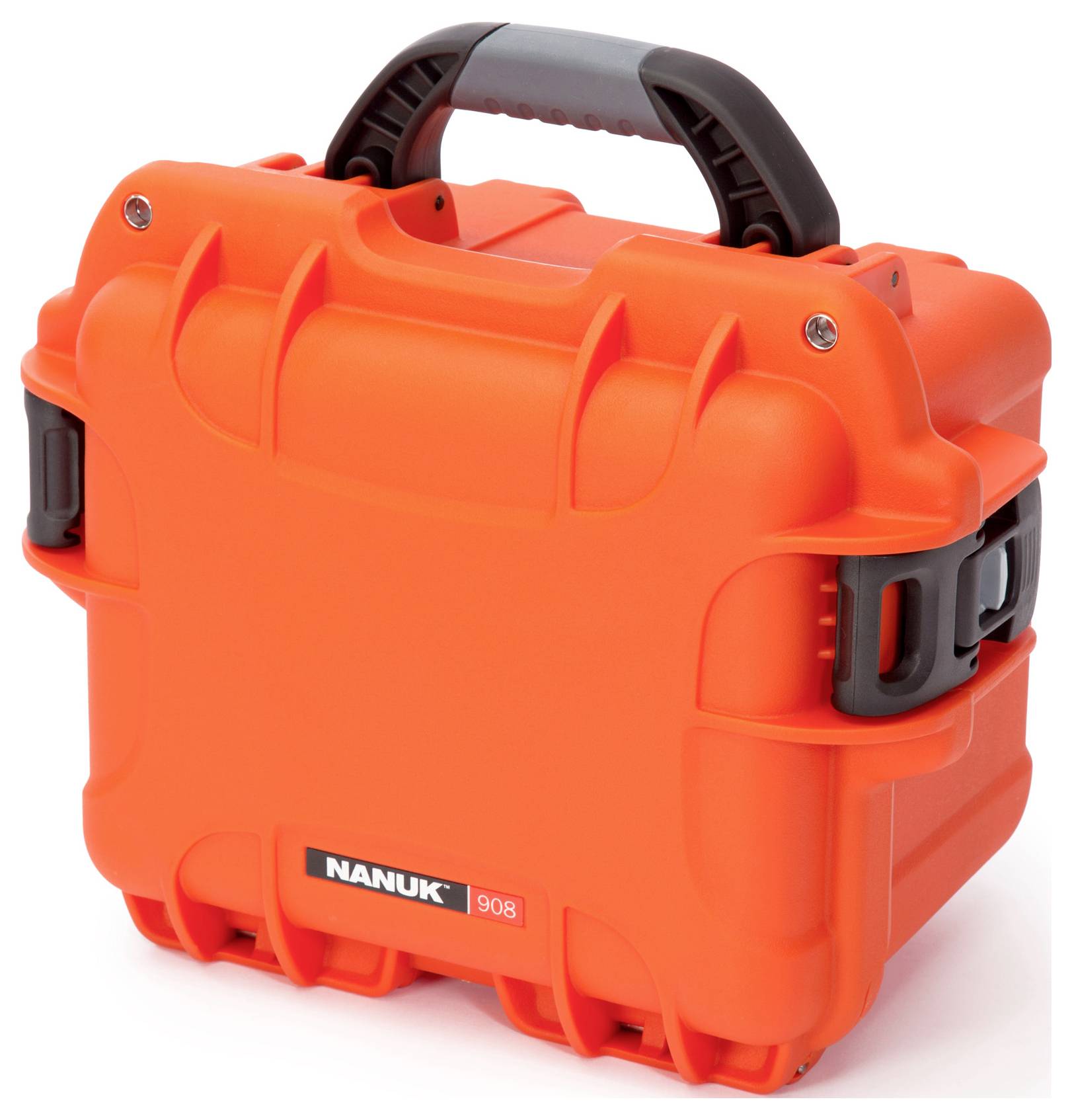 Ein leuchtend orangefarbener Schutzkoffer mit schwarzem Griff. Aufschrift: 'NANUK 908'. Robuste Bauweise, ideal für den sicheren Transport.