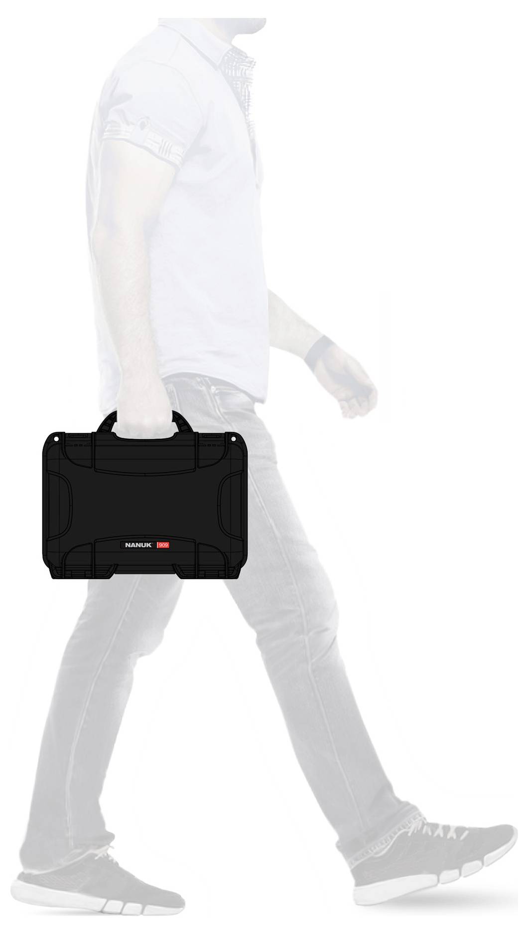 Eine Person trägt einen schwarzen Koffer in der rechten Hand und geht nach rechts.