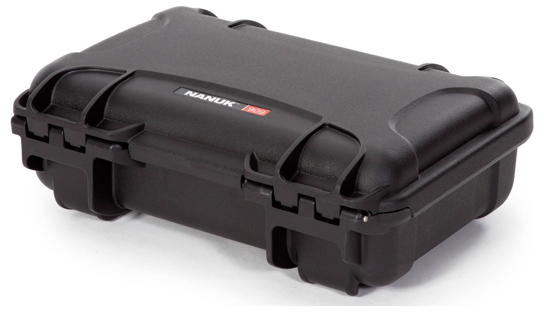 Ein schwarzer, robuster Schutzkoffer mit abgerundeten Ecken, verschlossen und für den sicheren Transport von empfindlichen Gegenständen geeignet.