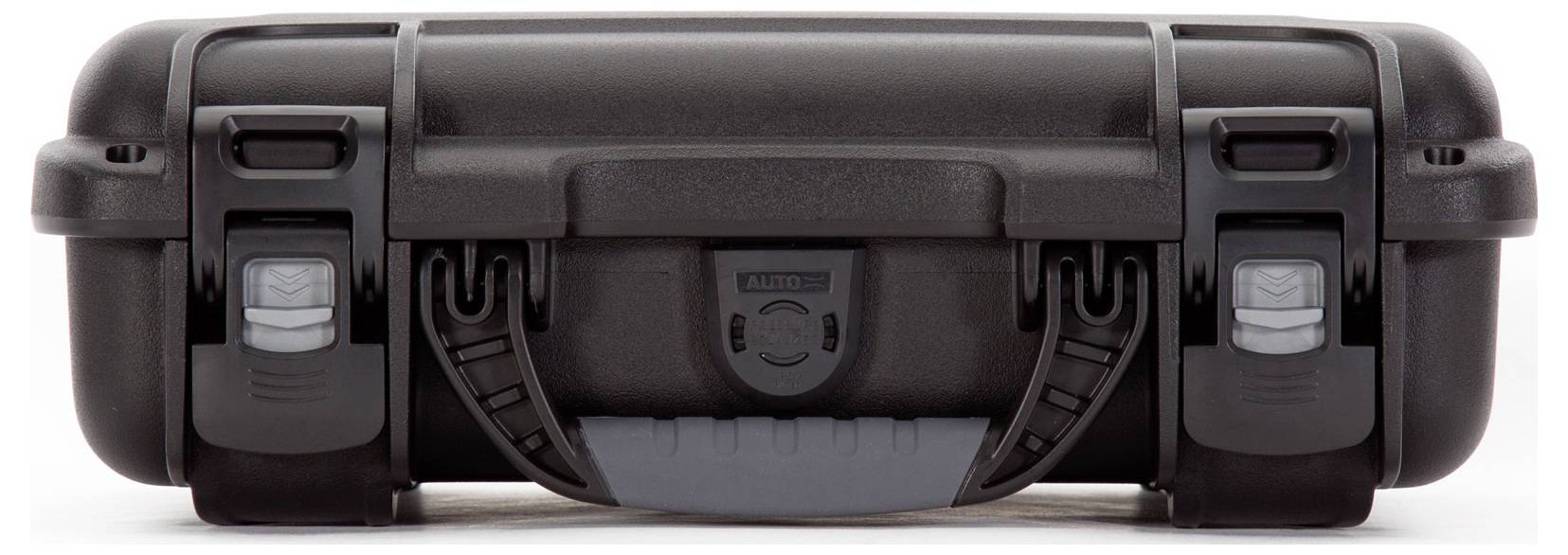 Schwarzer, robuster Kunststoffkoffer mit zwei Verschlüssen und einem breiten Griff. Geeignet für den sicheren Transport von empfindlichen Gegenständen.