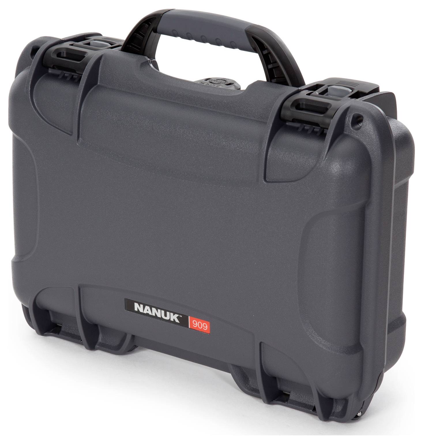 Eine graue, robuste Schutztasche der Marke Nanuk, Modell 909, mit einem stabilen Griff und Sicherheitsverschlüssen.