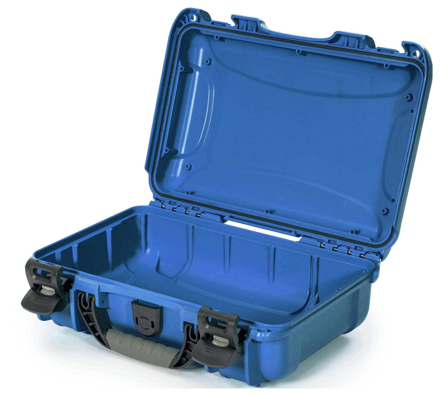 Ein offener, blauer Koffer mit robustem Aussehen zeigt geräumigen Innenraum, geeignet für Schutzausrüstung oder empfindliche Gegenstände.