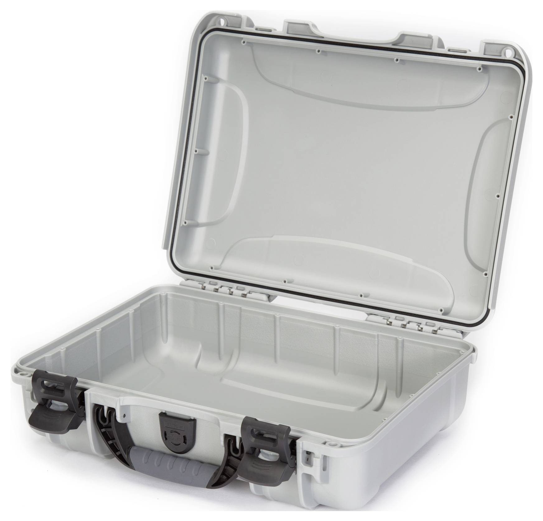 Offener grauer Hartschalenkoffer aus Kunststoff, leer, mit schwarz abgesetzten Verschlüssen und einem Griff vorne.