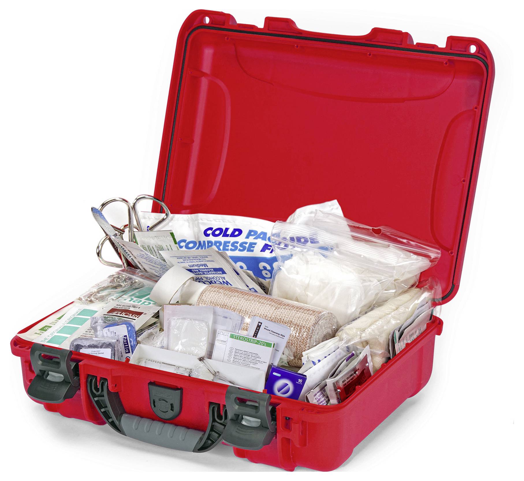 Roter Erste-Hilfe-Kasten mit Verbänden, Schere, Pflastern und medizinischen Artikeln, offen auf einem weißen Hintergrund.