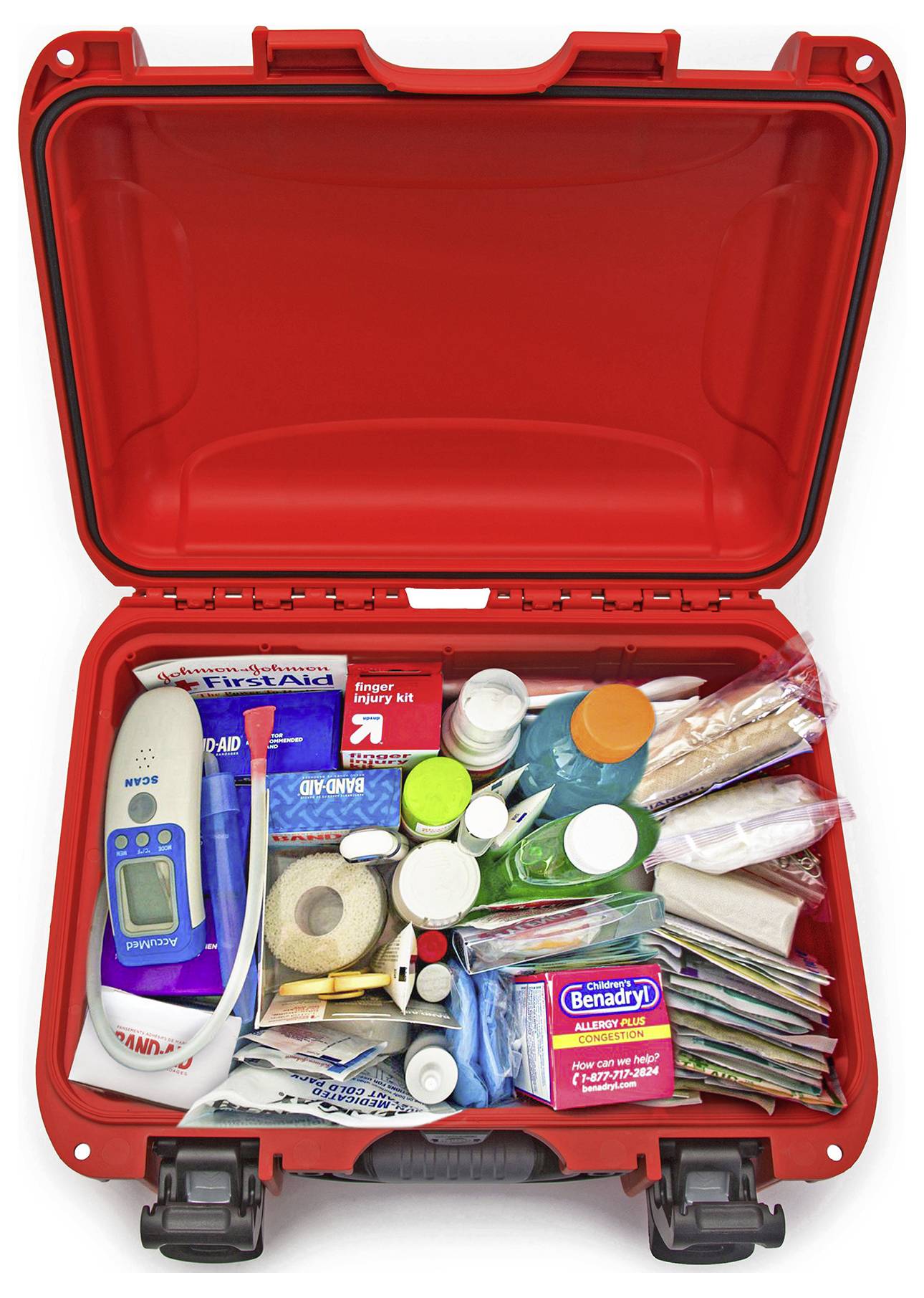 Ein offener Erste-Hilfe-Kasten mit verschiedenen medizinischen Artikeln wie Verbänden, Pillenflaschen und einem Blutdruckmessgerät.