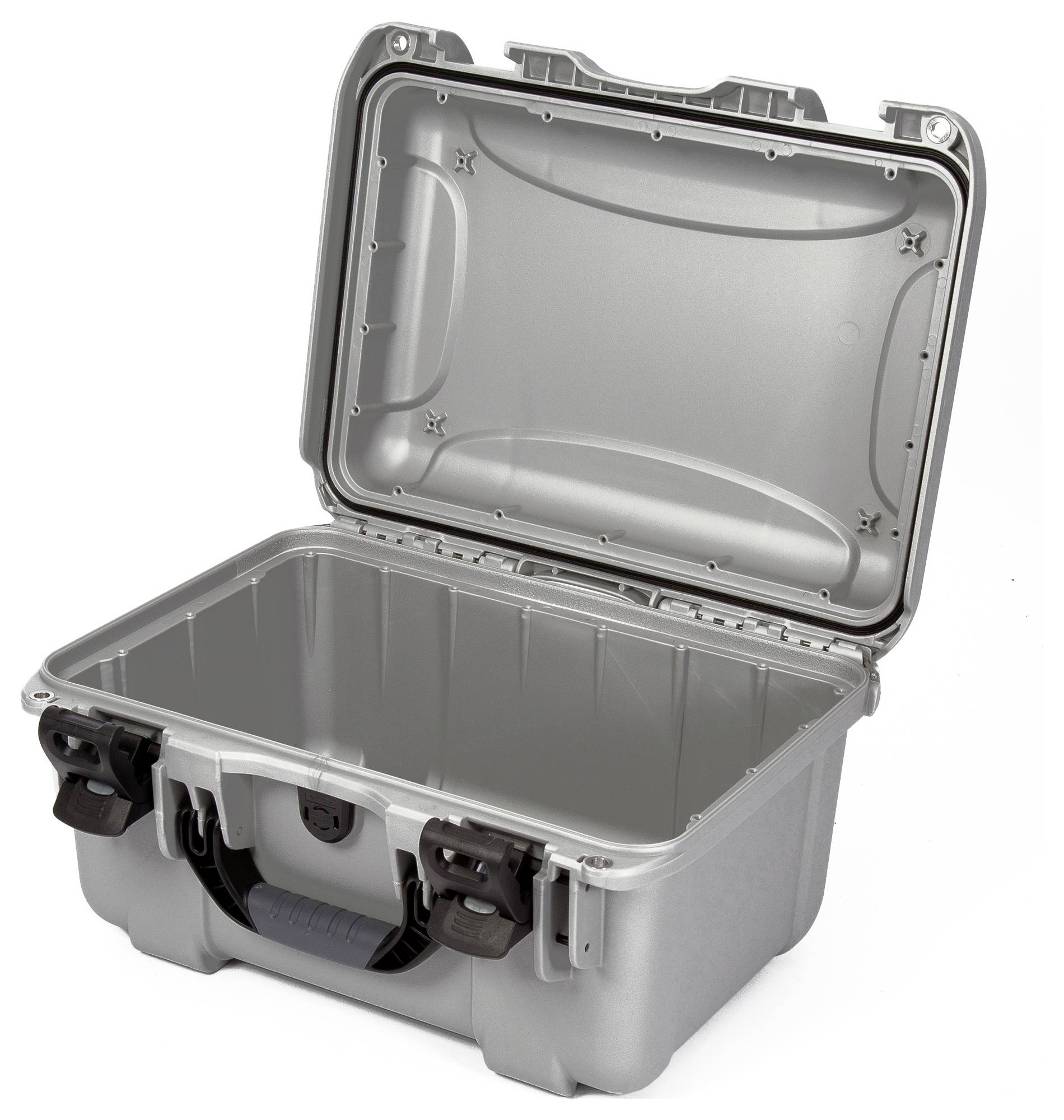 Grauer, robuster Aufbewahrungskoffer mit offenem Deckel und schwarzen Verschlüssen, geeignet für Schutz und Transport von Ausrüstung.