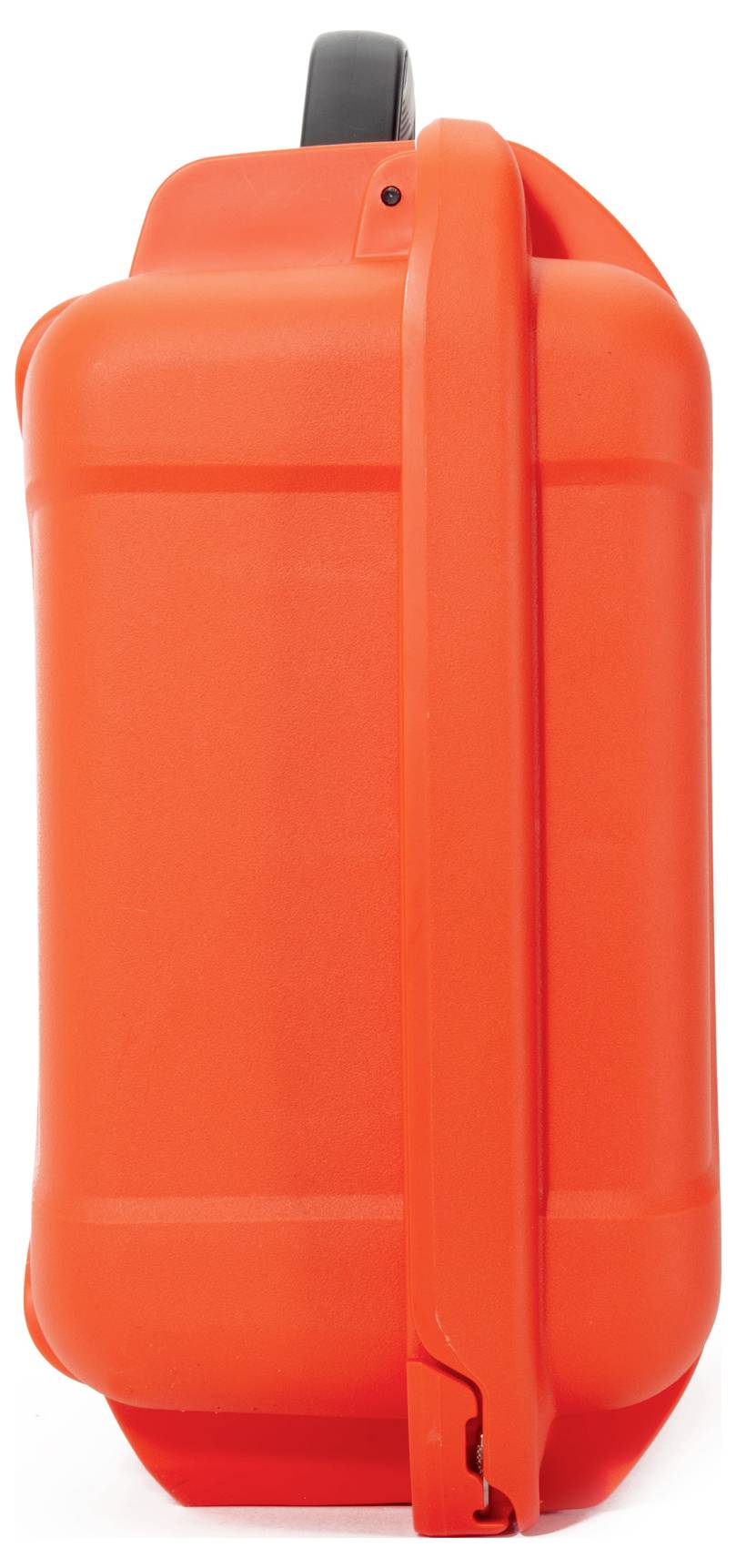 Ein knallorangener, vertikal stehender Koffer mit einem schwarzen Griff an der Oberseite.