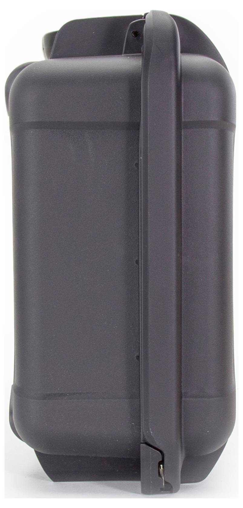 Schwarzer Koffer im Hochformat mit ausgefahrenem Griff, seitliche Ansicht.