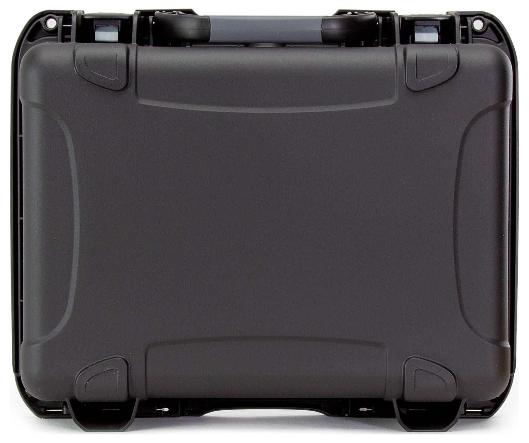 Ein schwarzer Hartschalenkoffer, robust und verschlossen, steht aufrecht.