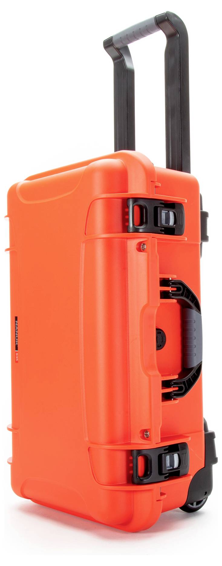 Ein orangefarbener, robuster Koffer mit Rollen und einem ausziehbaren Griff, für den Transport von empfindlichem Equipment.