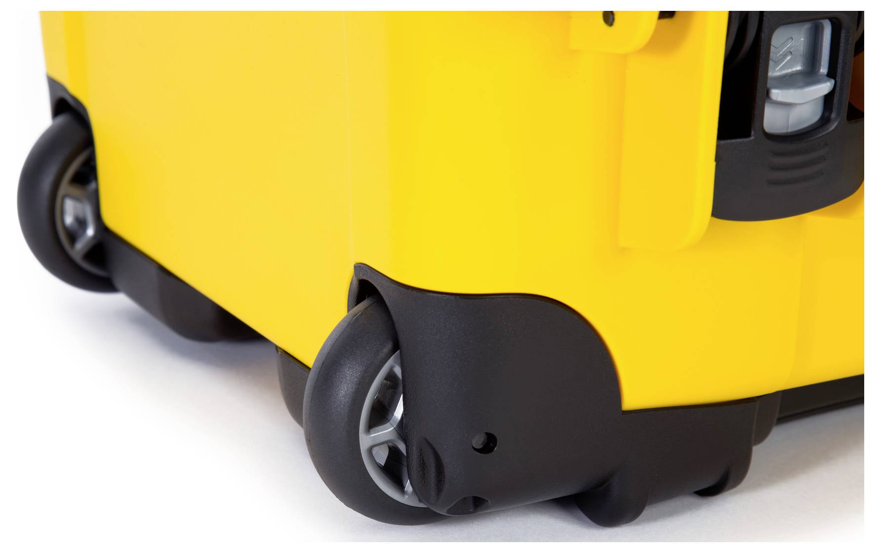 Gelber Kunststoffbehälter auf Rollen, abgeschnittene Nahaufnahme zeigt robuste schwarze Räder und Details der unteren Ecke.