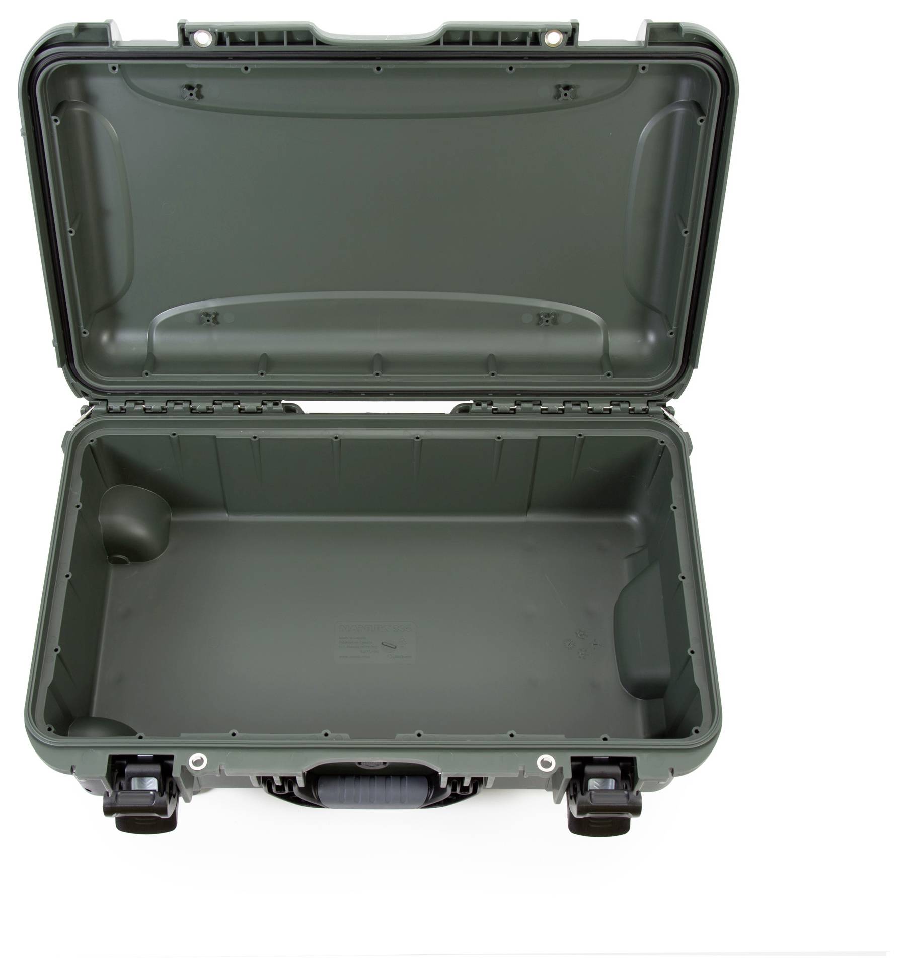 Ein leerer, offener, grüner Hartschalenkoffer mit robusten Verschlüssen und einem Tragegriff, geeignet für den sicheren Transport.