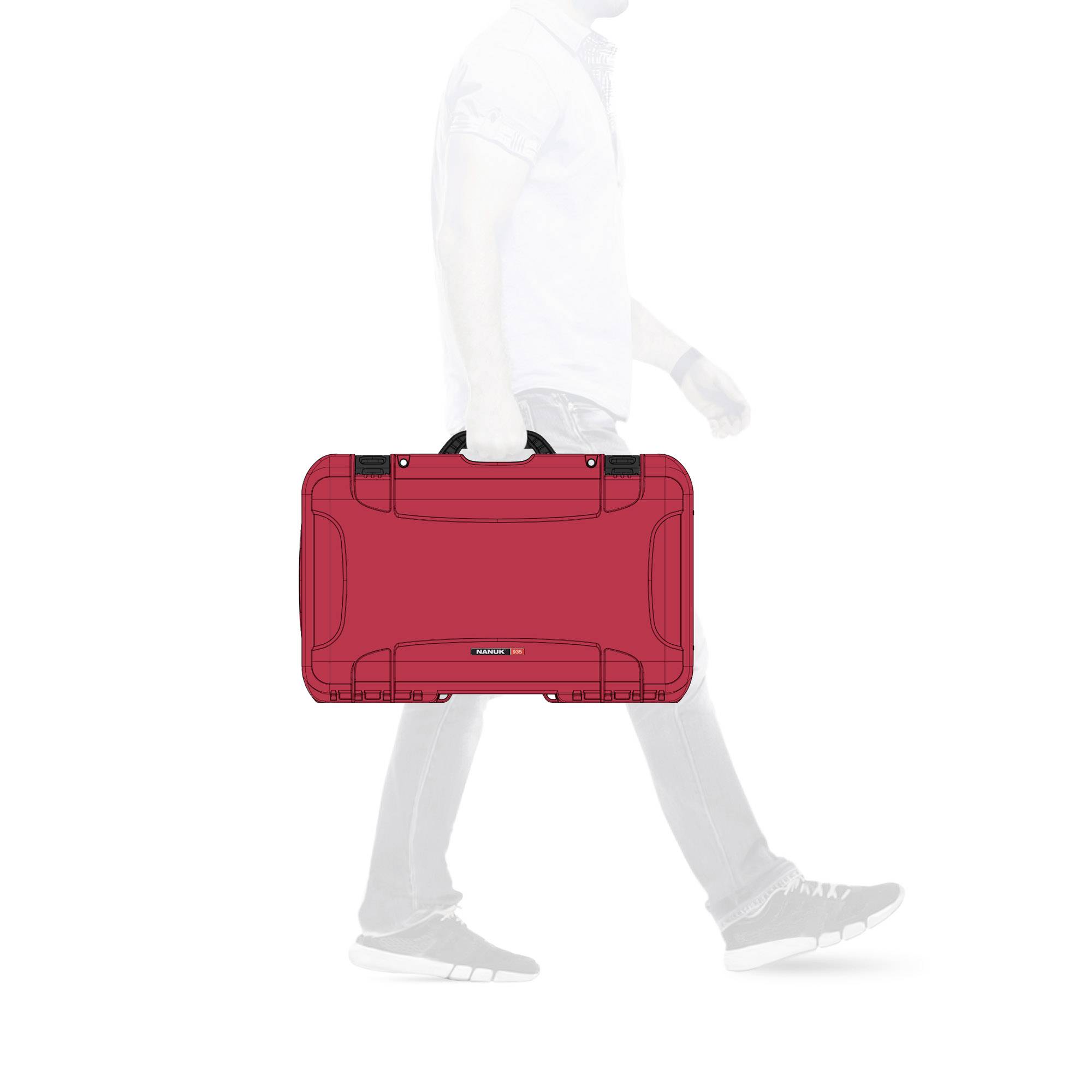 Person von der Seite, hält einen roten Koffer, geht nach rechts. Fokus auf den Koffer. Hintergrund ausgeblendet.