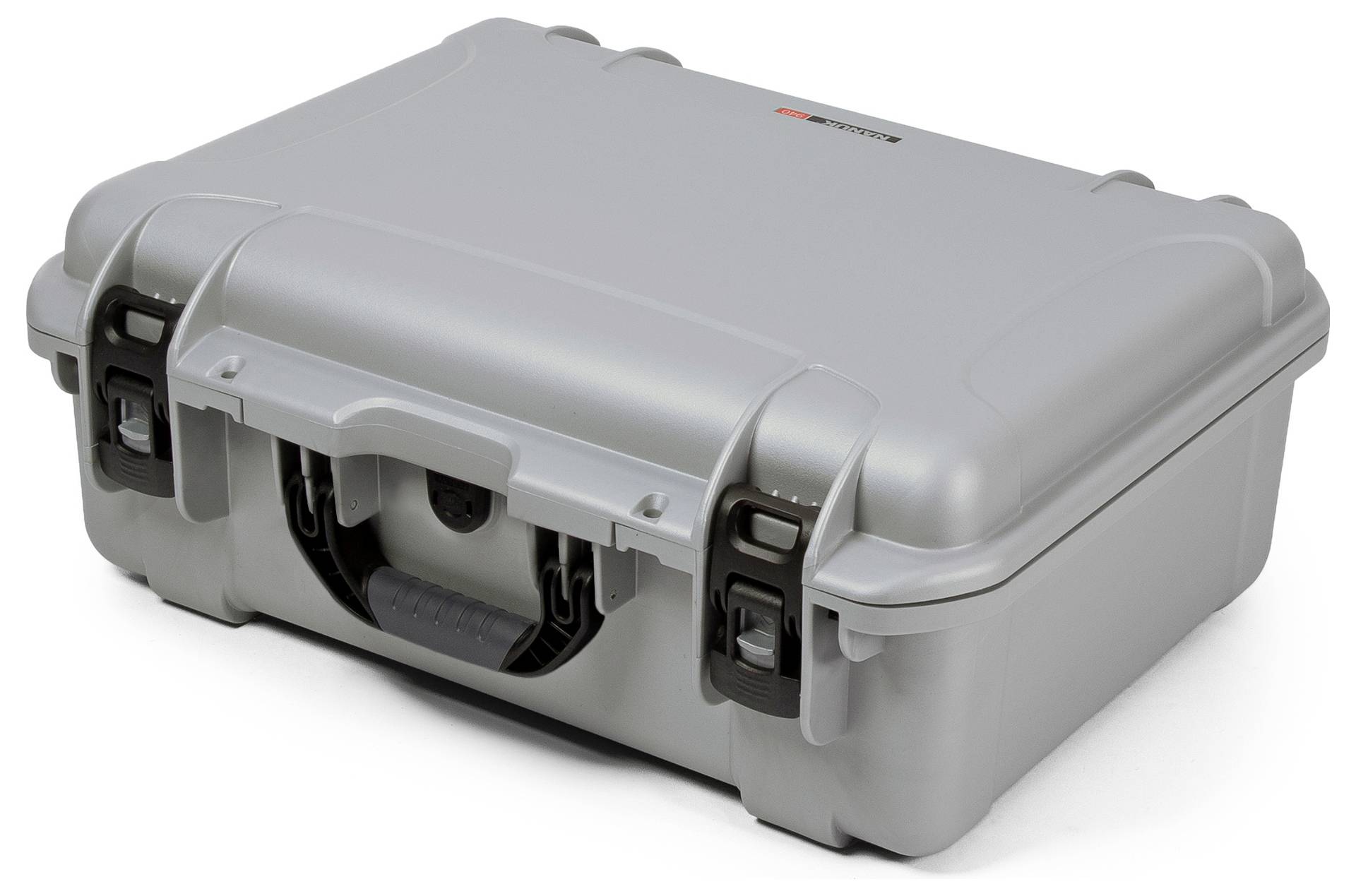 Ein silberner, stabiler Koffer mit schwarzen Verschlüssen, geeignet für den sicheren Transport von empfindlichen Gegenständen.