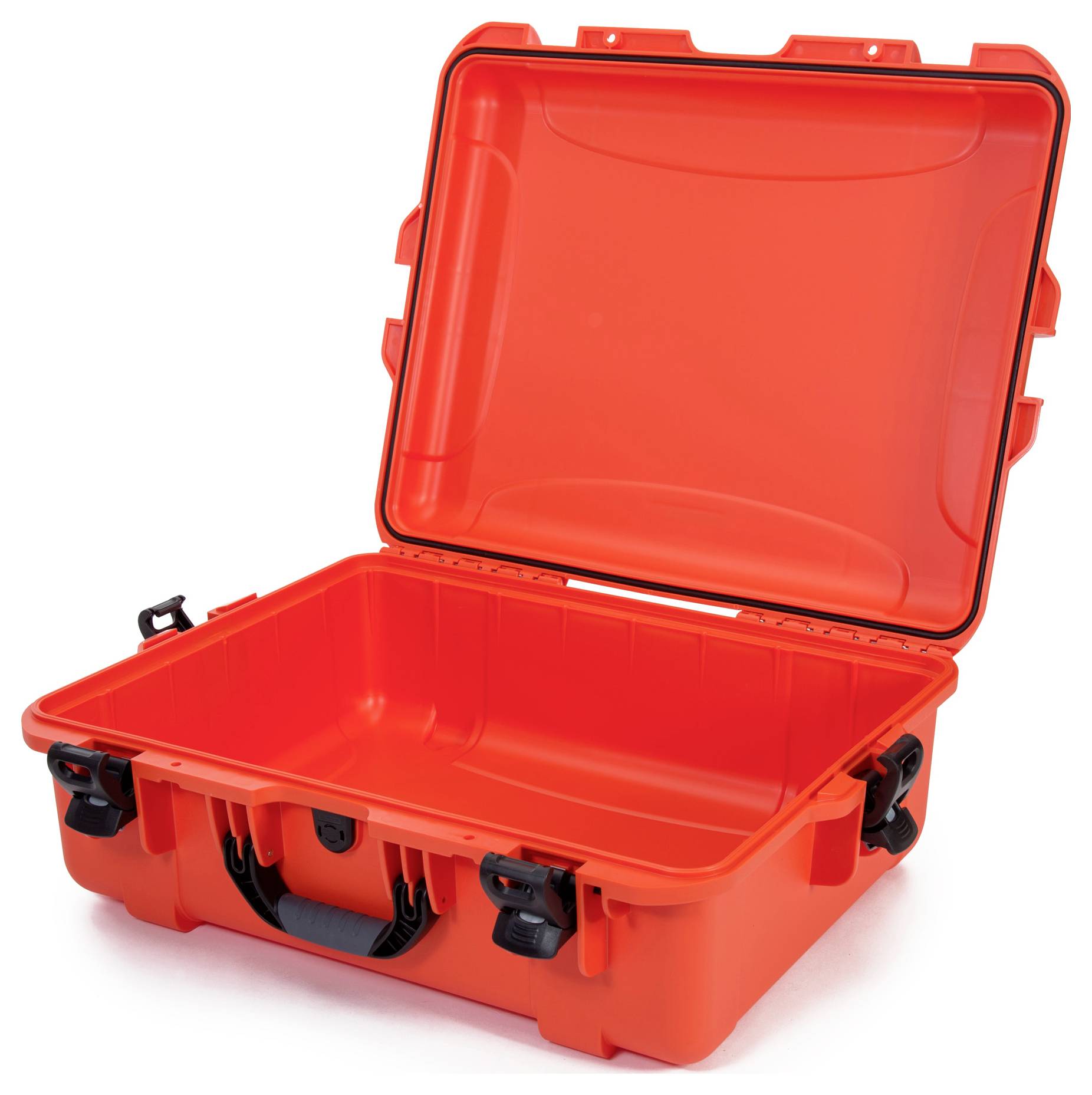 Oranger Schutzkoffer mit geöffnetem Deckel; robuster Kunststoff, mit Griff und Verschlüssen. Geeignet zum sicheren Transport von Ausrüstung.