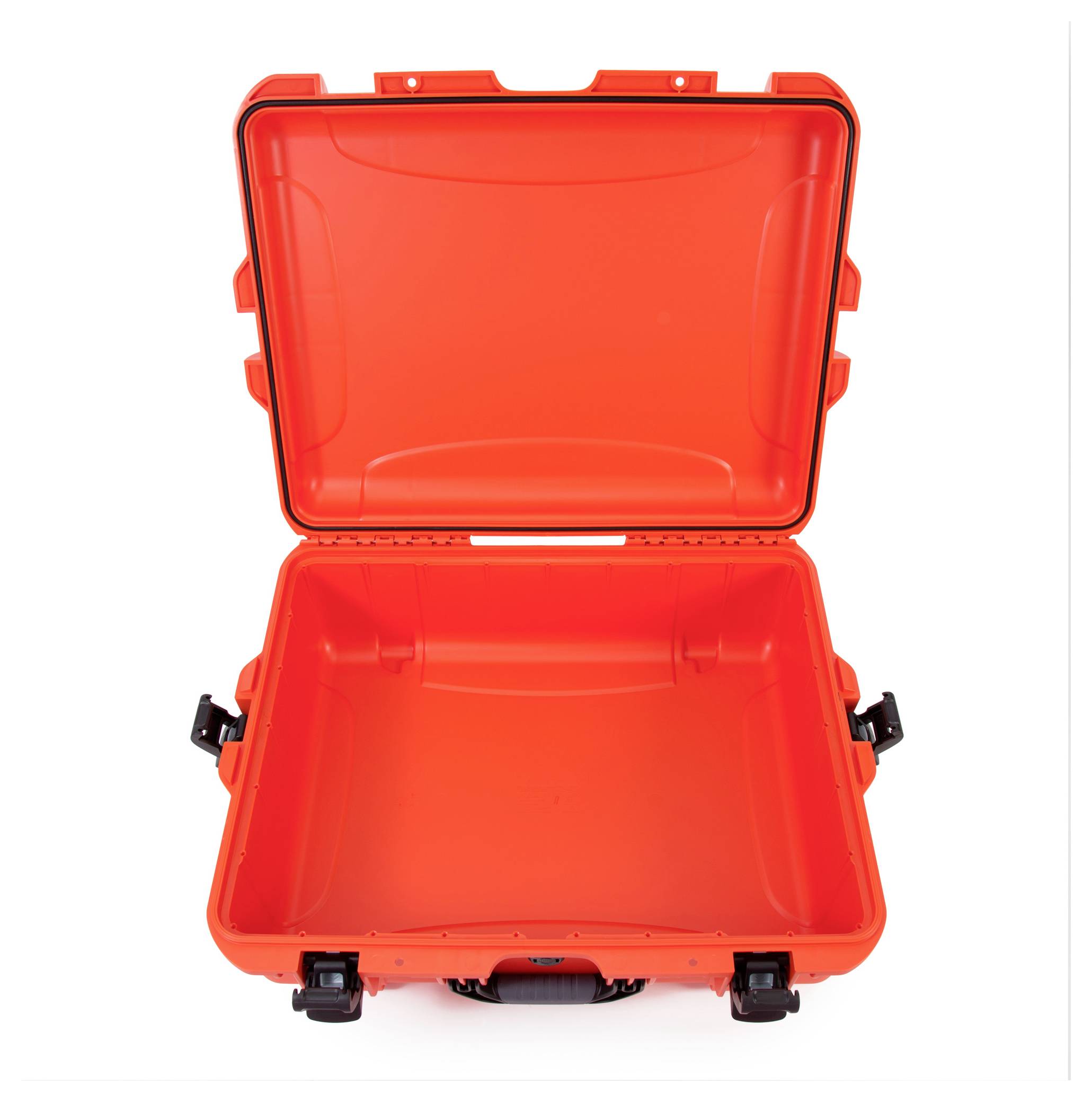 Ein offener, leerer, leuchtend orangefarbener Hartschalenkoffer mit stabilen schwarzen Verschlüssen.
