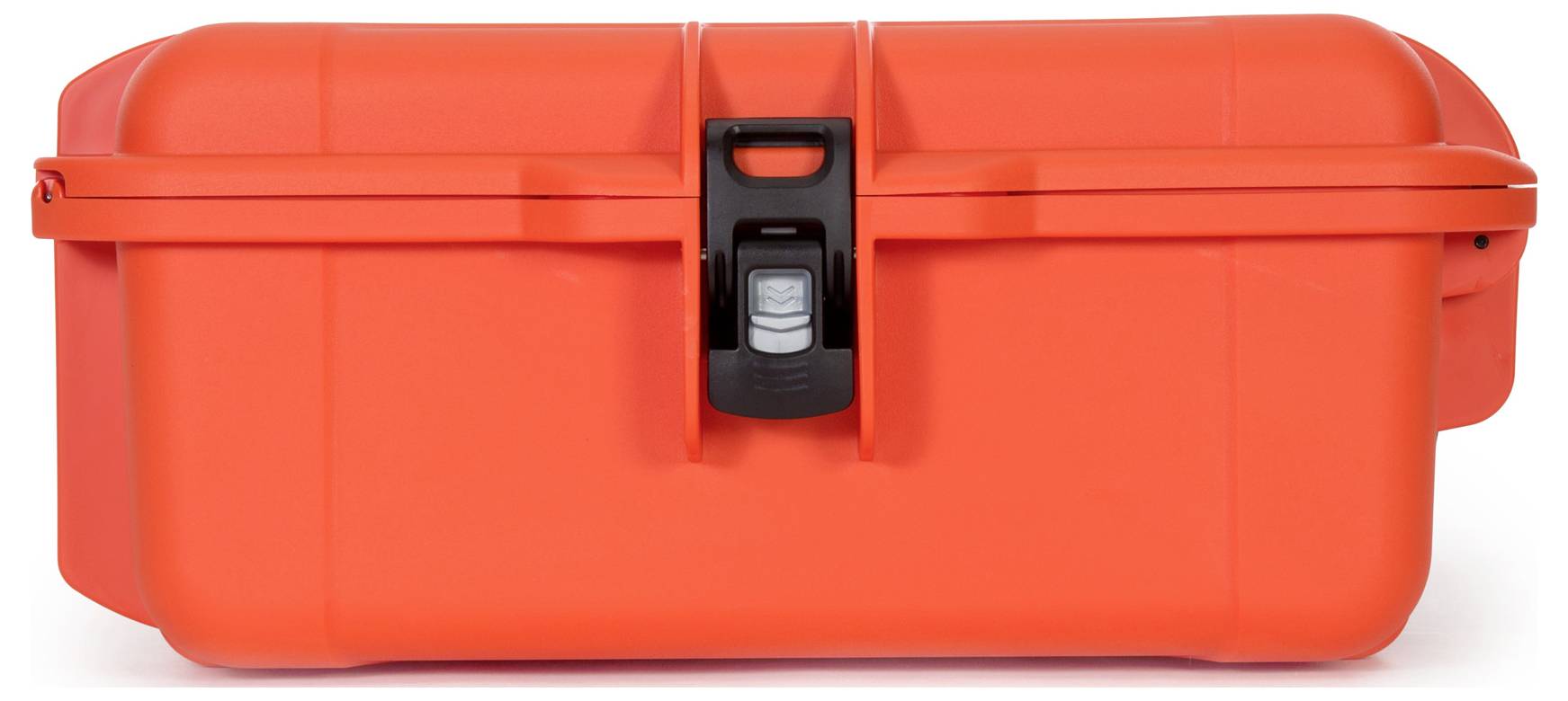 Ein leuchtend orangefarbener Kunststoffkoffer mit schwarzem Verschluss, sichtbar gegen weißen Hintergrund. Geeignet für Aufbewahrung oder Transport.