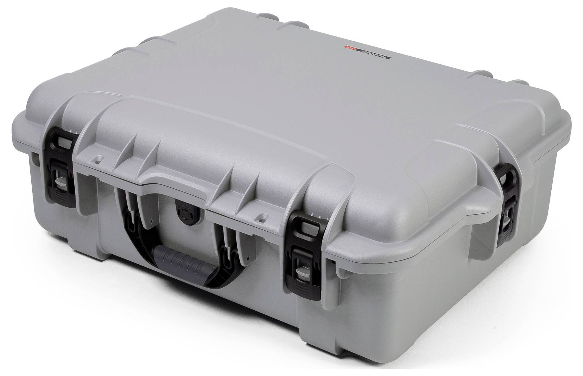 Grauer Hartschalenkoffer mit vier Verschlüssen und schwarzem Griff vorne.