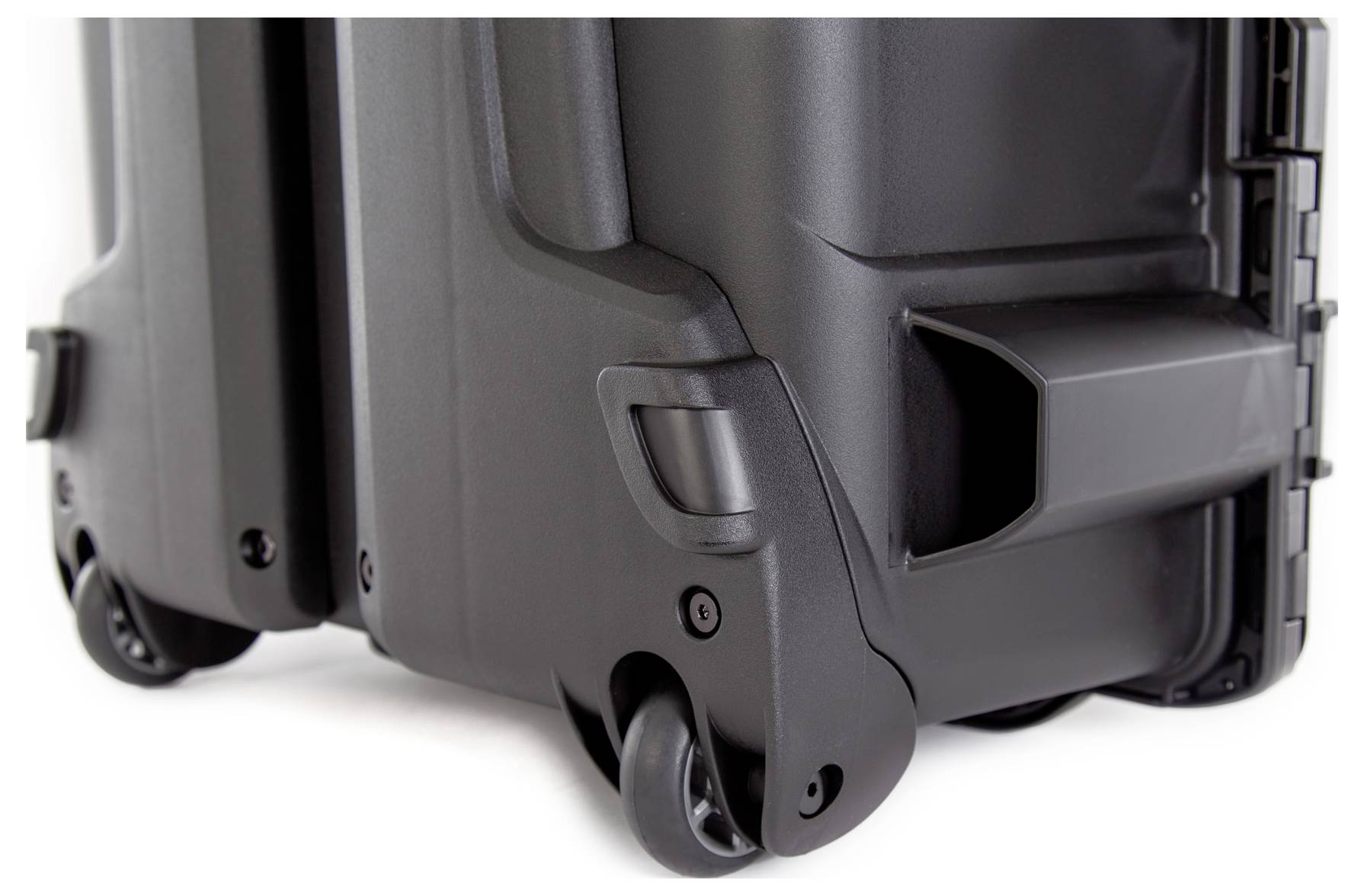 Schwarzer Hartschalenkoffer mit robusten Rollen und seitlichen Griffen, ideal für sicheren Transport schwerer Gegenstände.