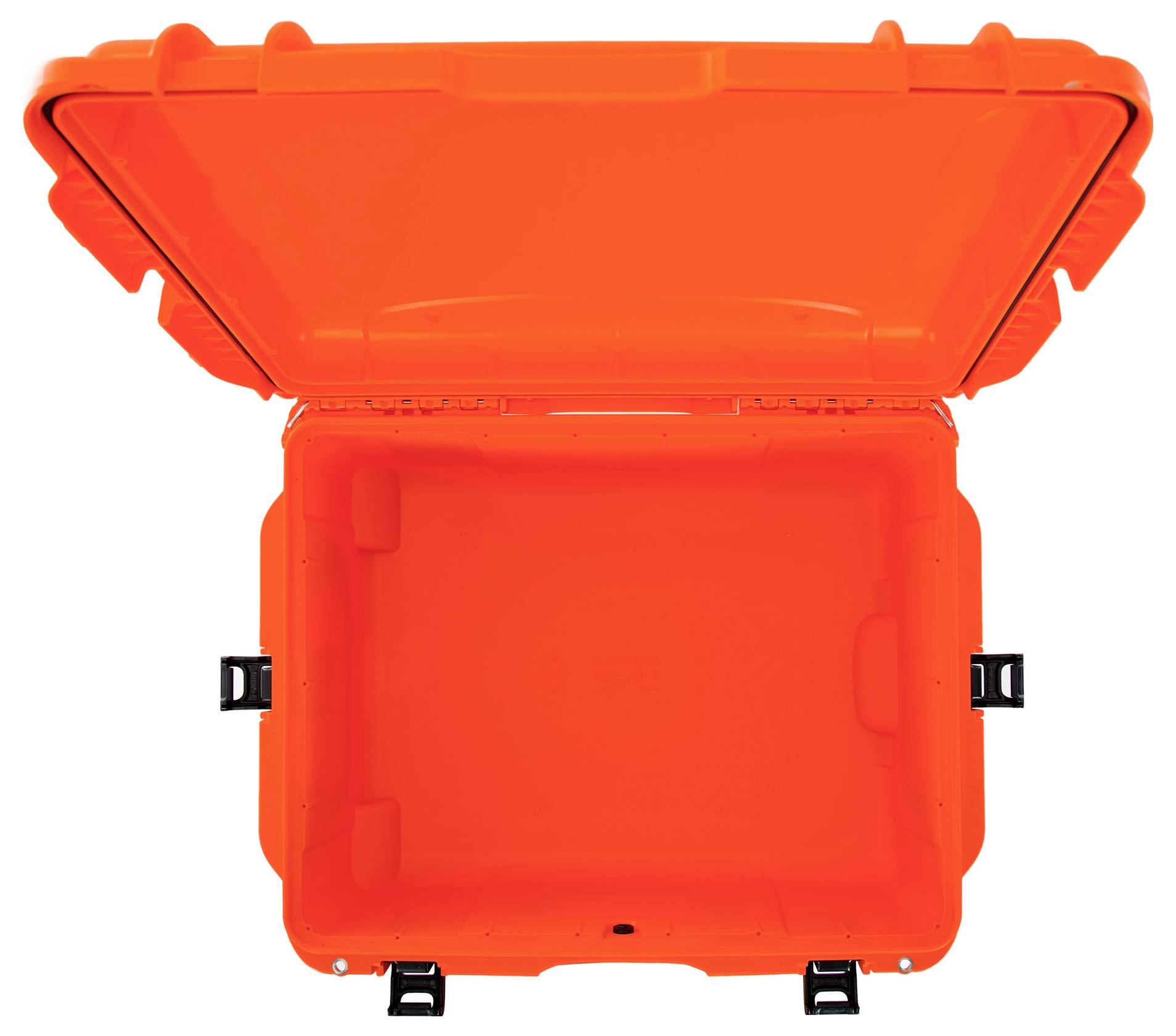 Oranger Koffer mit geöffnetem Deckel, robuster Aufbau mit schwarzen Verschlüssen; ideal zur sicheren Aufbewahrung von Gegenständen.