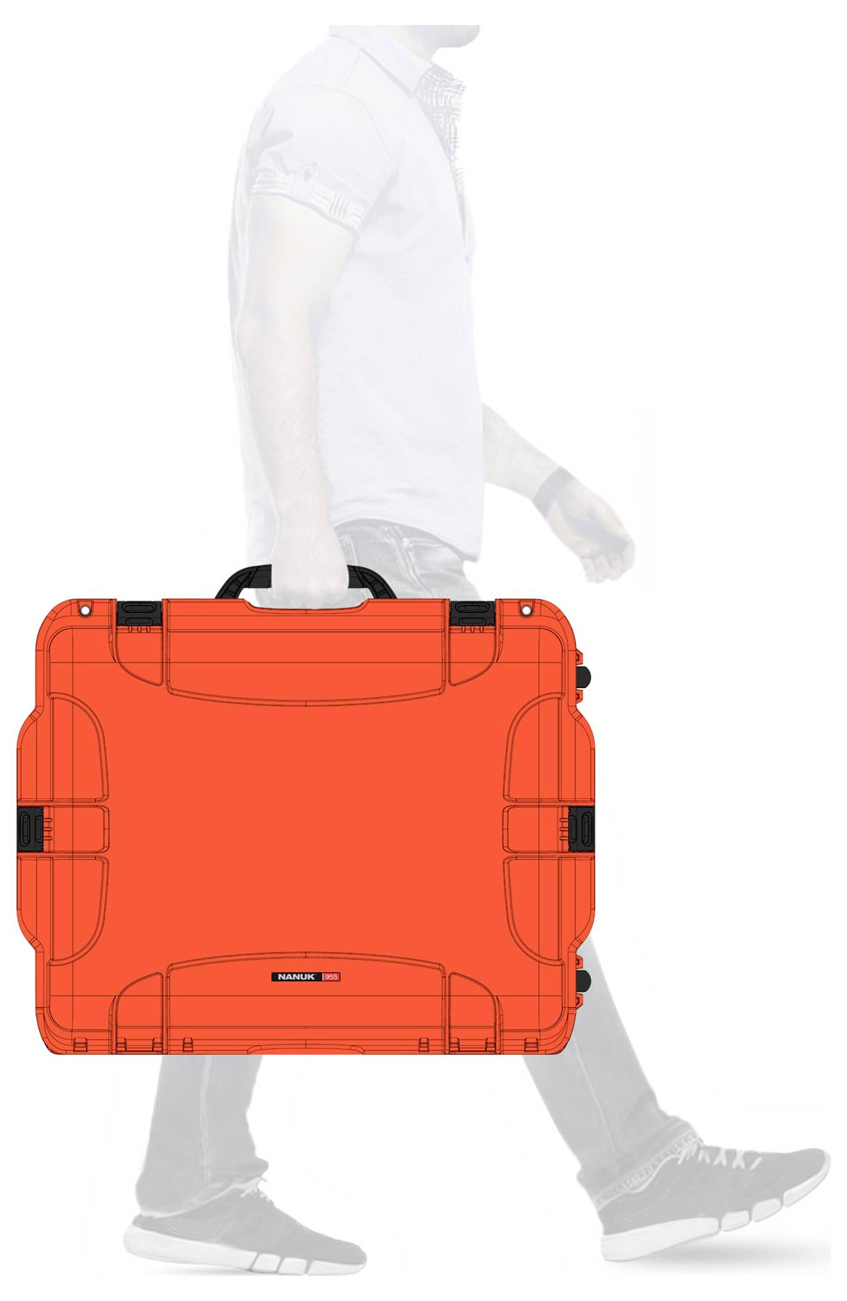 Ein Mann trägt einen großen, leuchtend orangefarbenen Koffer mit vier schwarzen Schnallen und einem Griff.