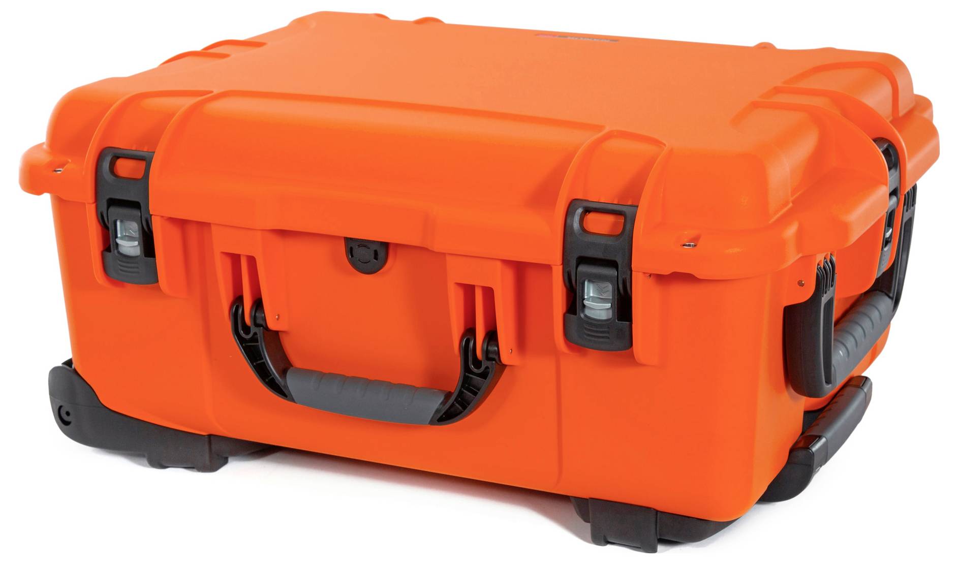 Leuchtend orangefarbener, robuster Koffer mit schwarzem Griff und Schnallen, auf Rädern. Geeignet für sicheren Transport empfindlicher Gegenstände.