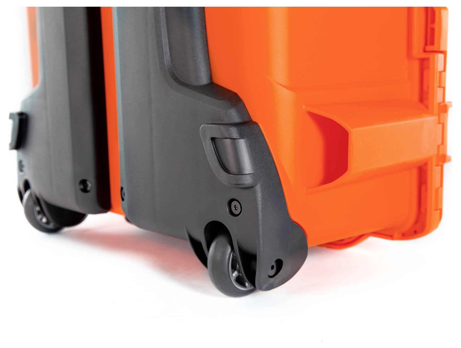 Nahaufnahme eines orangefarbenen Rollkoffers mit schwarzen Rädern auf weißem Hintergrund.