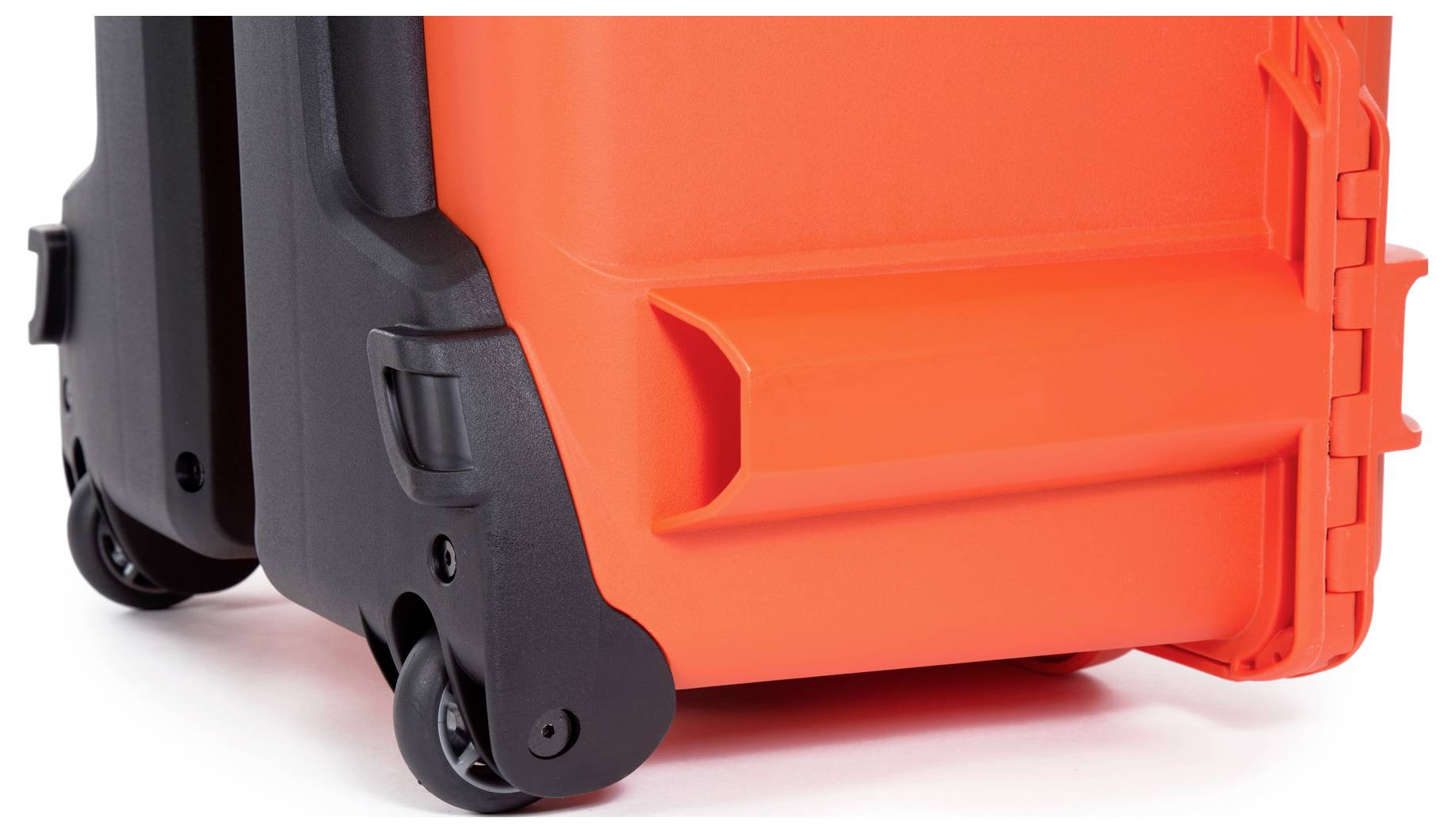 Ein orangefarbener Hartschalenkoffer mit stabilen schwarzen Rollen und schützenden Ecken. Ideal für den sicheren Transport von Geräten.